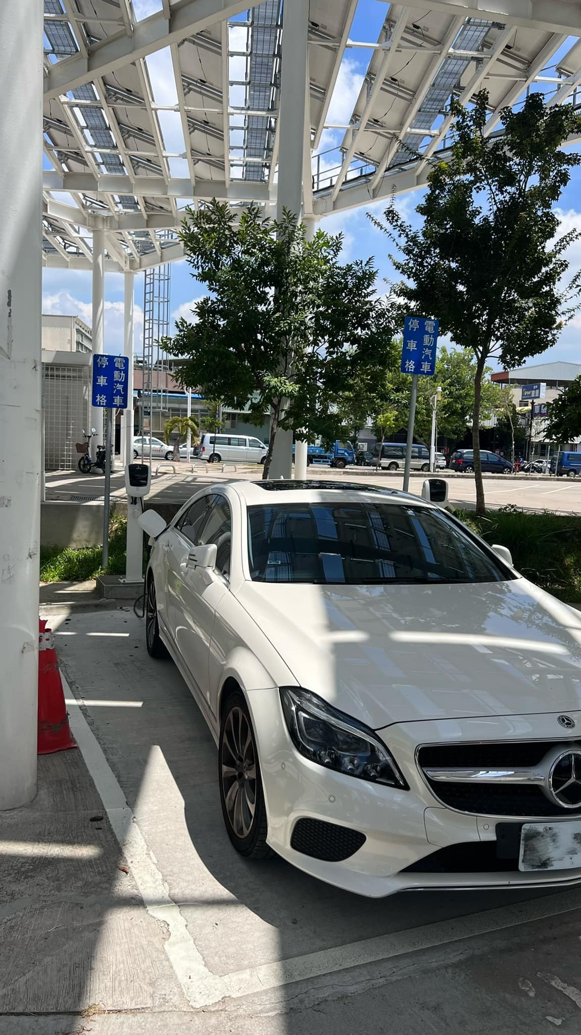 網民發現有白色平治為了泊車扮成電動車「充電」。（fb群組「TESLA Taiwan Model 3 特斯拉台灣M3車主群」圖片）