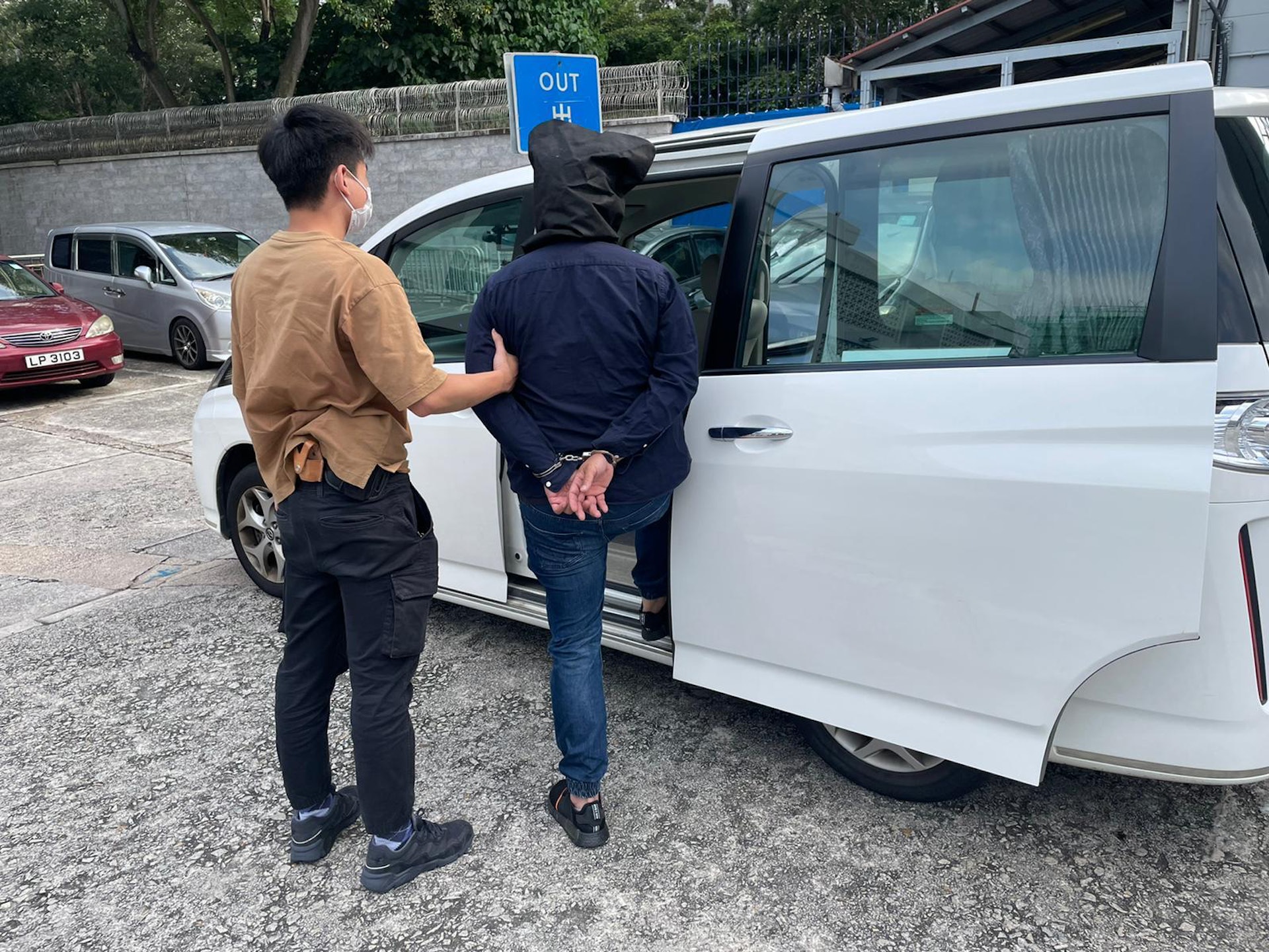 警方帶走涉案人士。(警方提供) 警方帶走涉案人士。(警方提供)
