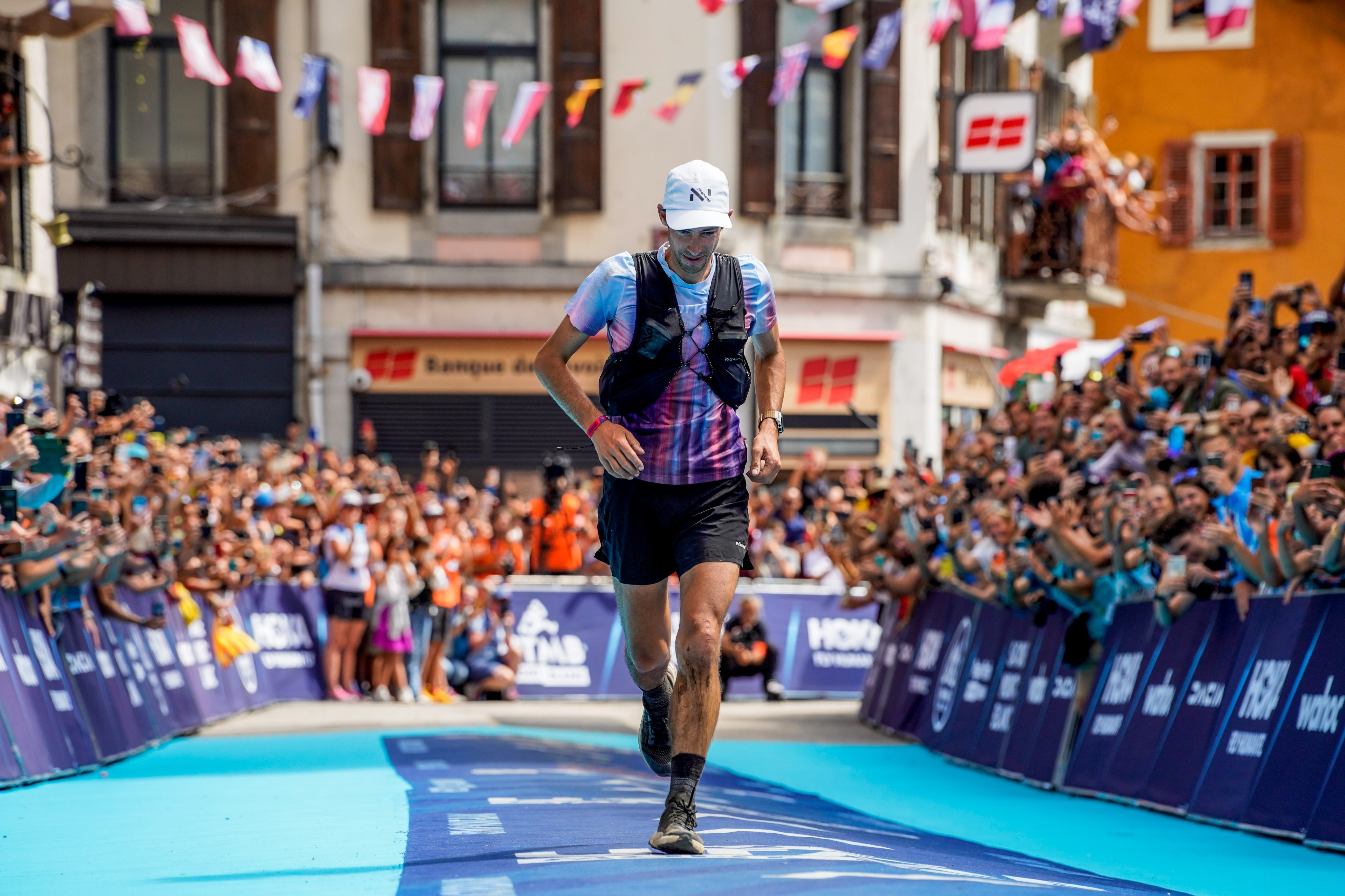 2022年UTMB，Kílian Jornet在觀眾的歡呼下衝線，但他今年因傷避戰。（Twitter）