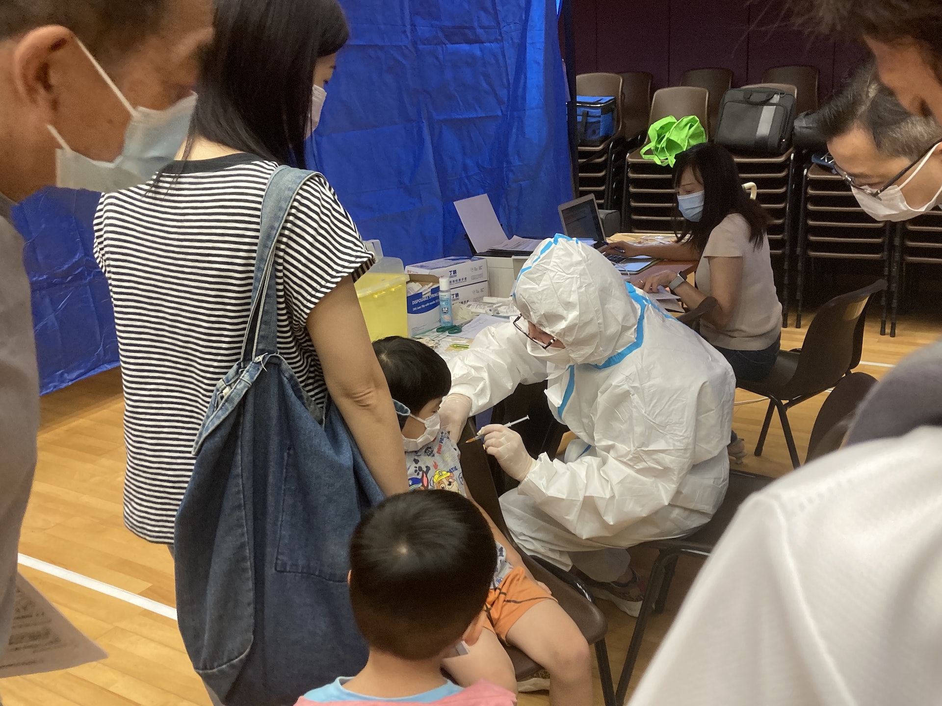 彩雲社區中心8 月28日舉行「護己為人,快打疫苗 」長幼新冠疫苗接種日,不少家長帶同子女到場接種疫苗。(葉泳心攝) 彩雲社區中心8 月28日舉行「護己為人,快打疫苗 」長幼新冠疫苗接種日,不少家長帶同子女到場接種疫苗。(葉泳心攝)