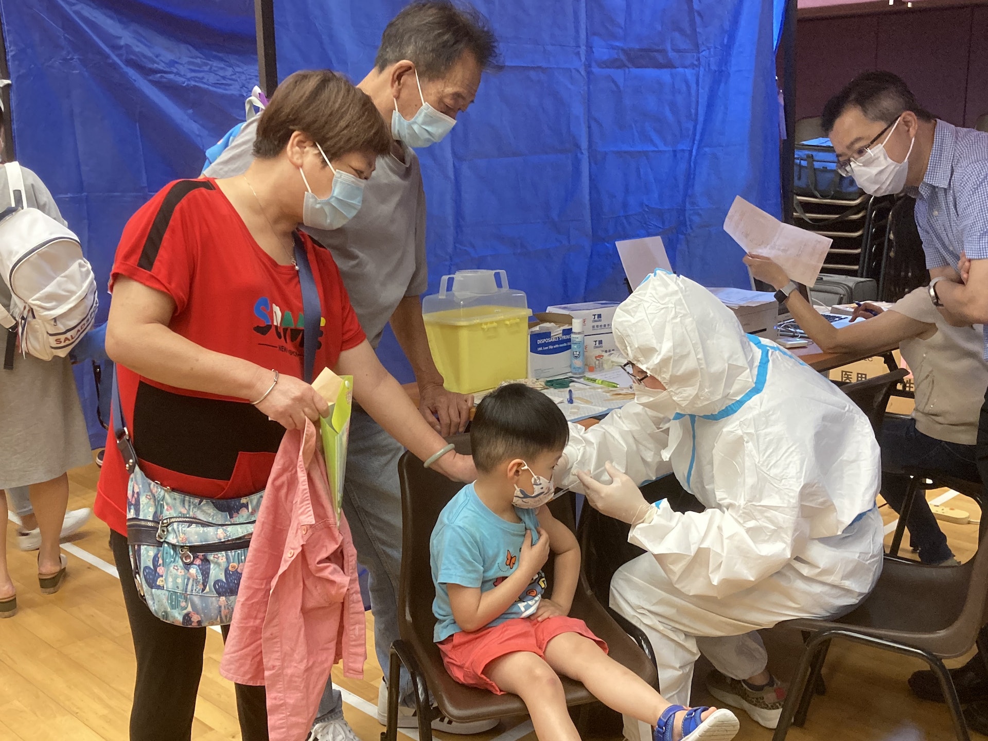 彩雲社區中心8 月28日舉行「護己為人,快打疫苗 」長幼新冠疫苗接種日,不少家長帶同子女到場接種疫苗。(葉泳心攝) 彩雲社區中心8 月28日舉行「護己為人,快打疫苗 」長幼新冠疫苗接種日,不少家長帶同子女到場接種疫苗。(葉泳心攝)