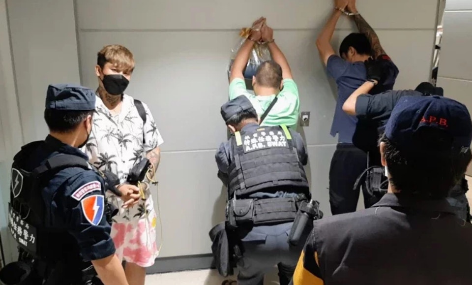 有16名台人自緬甸KK園區入境泰國並於27日晚上返回台灣，其中3人疑為電信詐騙人蛇集團幹部成員。（《聯合報》）