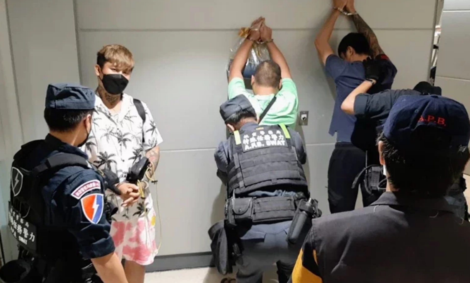 有16名台人自緬甸KK園區入境泰國並於27日晚上返回台灣,其中3人疑為電信詐騙人蛇集團幹部成員。(《聯合報》) 有16名台人自緬甸KK園區入境泰國並於27日晚上返回台灣,其中3人疑為電信詐騙人蛇集團幹部成員。(《聯合報》)