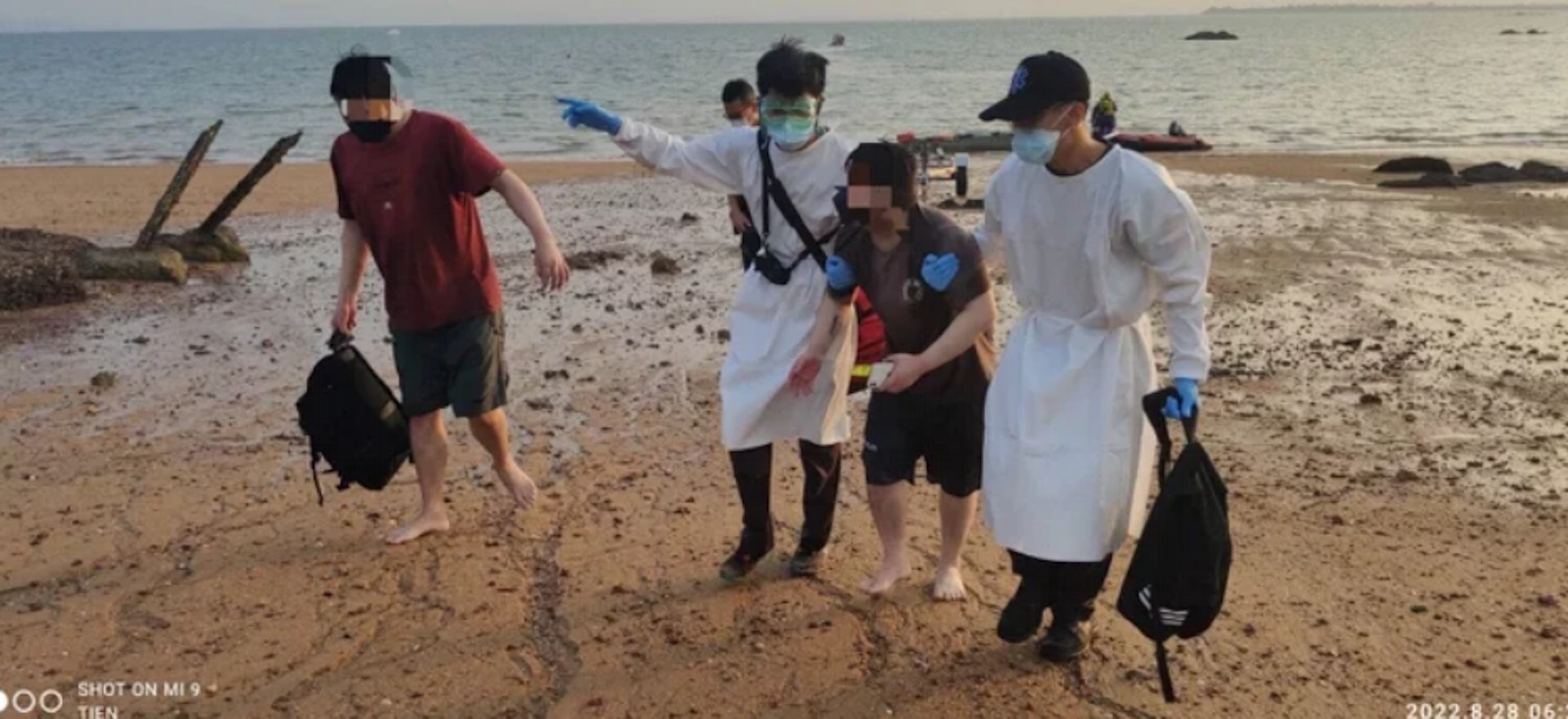 兩名大陸民眾落海漂流到金門,台消防局出動救援船艇前往救援,將兩人救上岸。(《聯合報》) 兩名大陸民眾落海漂流到金門,台消防局出動救援船艇前往救援,將兩人救上岸。(《聯合報》)