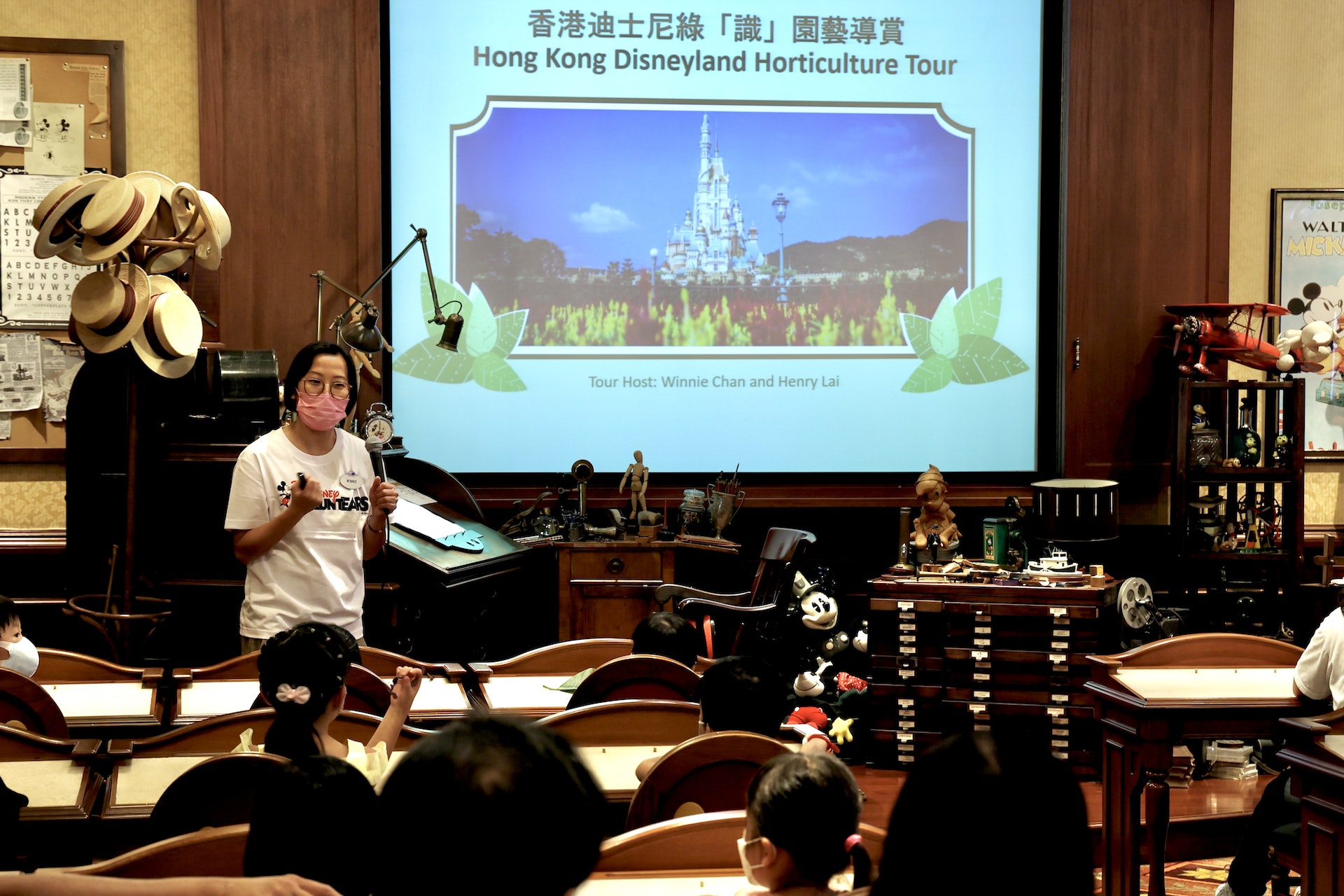 香港迪士尼於本月中與社會組織合作舉辦導賞團，邀請自閉症兒童及其家庭，親身遊覽迪士尼，並學習植物與日常生活的關係。（迪士尼提供圖片）