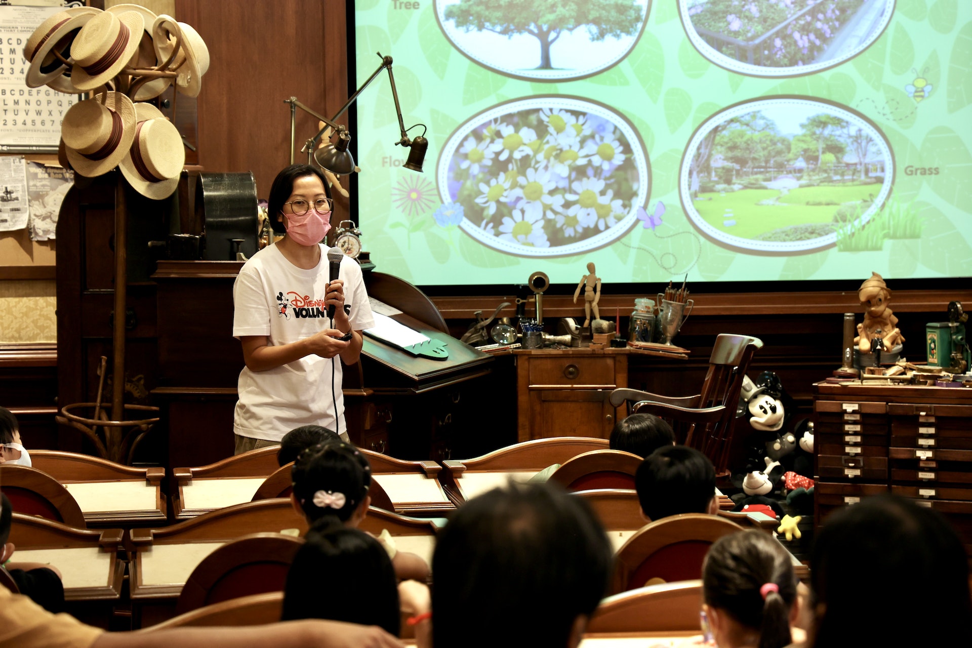 香港迪士尼於本月中與社會組織合作舉辦導賞團，邀請自閉症兒童及其家庭，親身遊覽迪士尼，並學習植物與日常生活的關係。（迪士尼提供圖片）