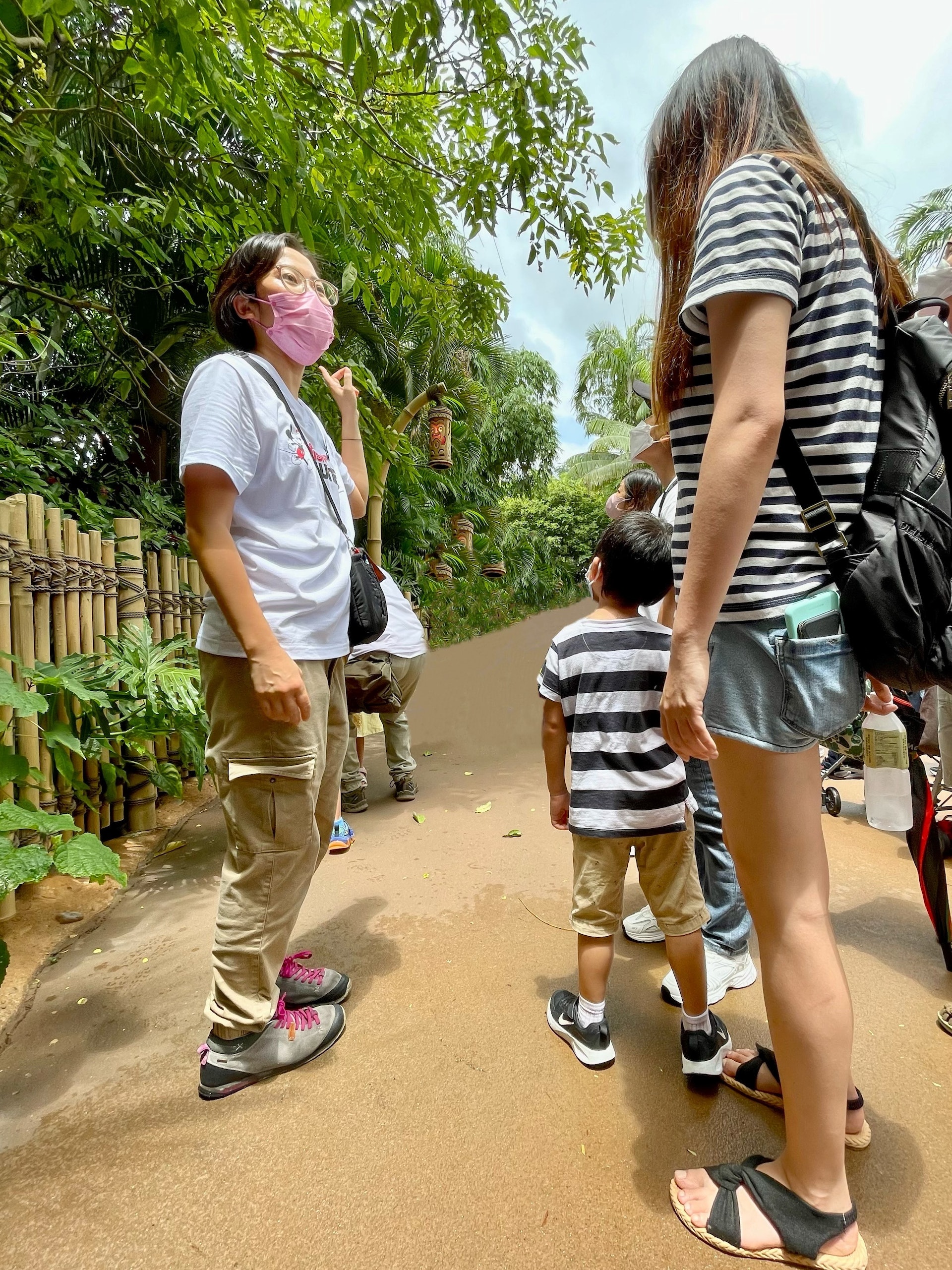 譚太及其患有自閉的兒子參與了香港迪士尼綠「識」園藝導賞。（迪士尼提供圖片）