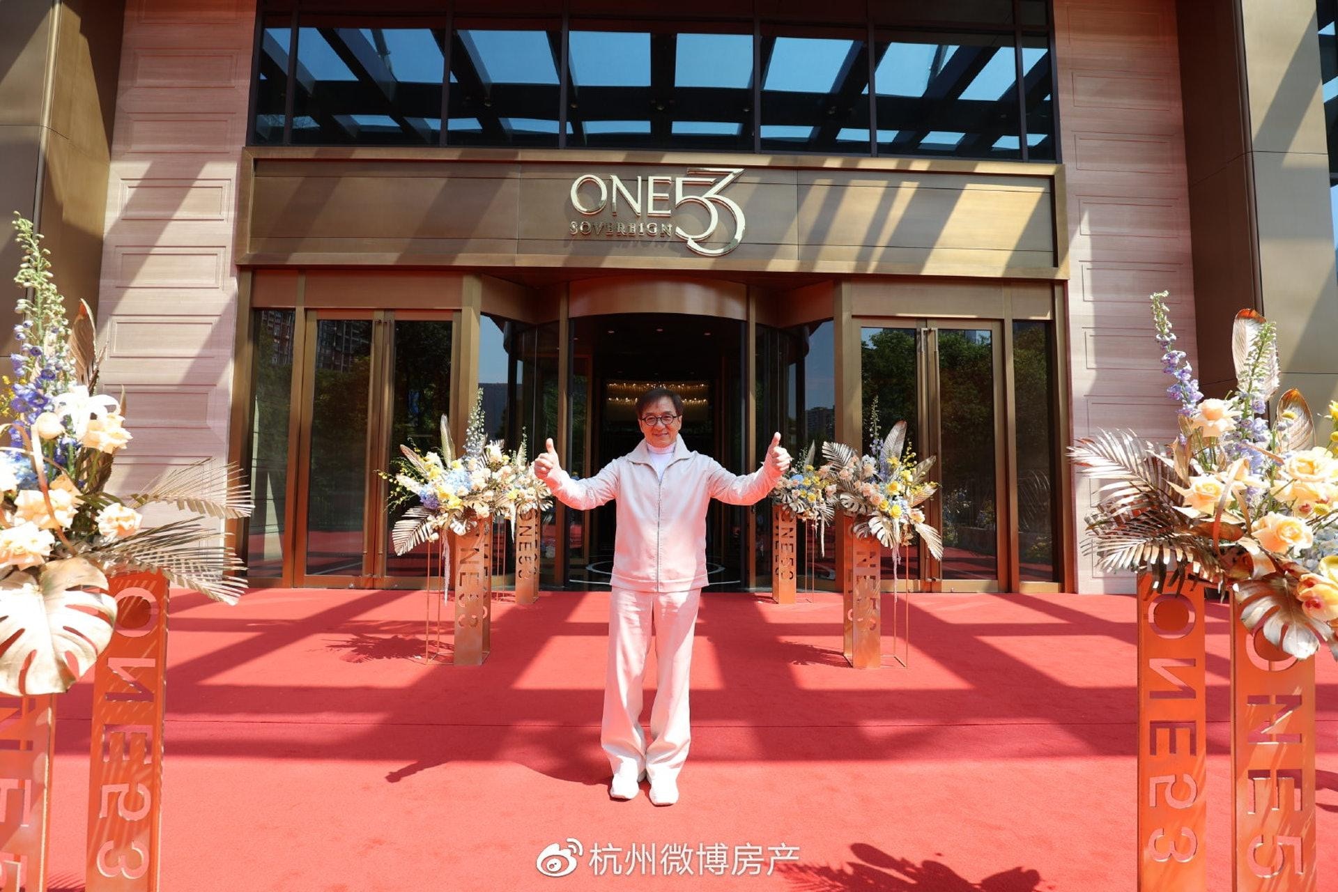 成龍為杭州一個豪宅樓盤代言。(微博圖片)