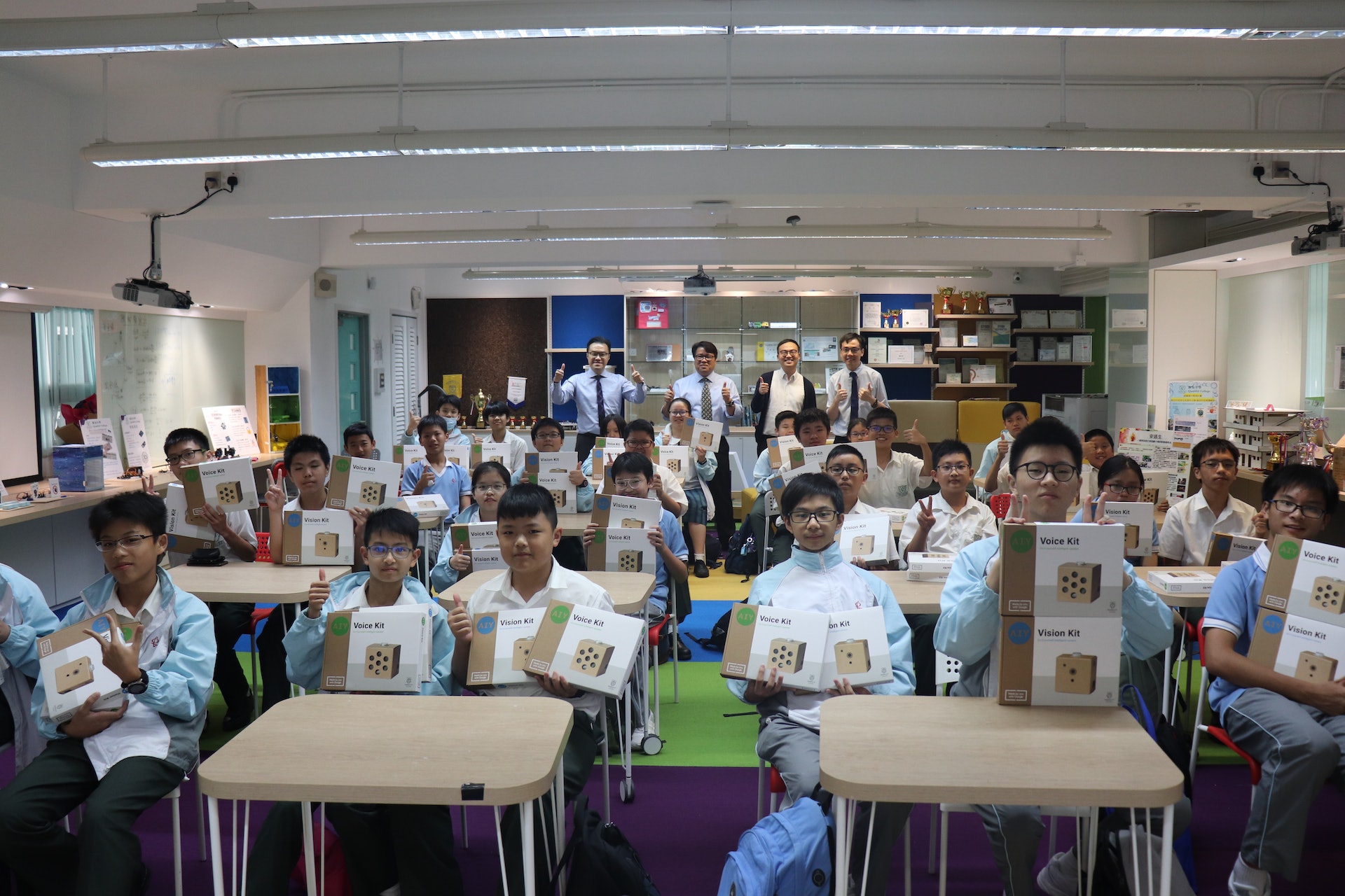 萬鈞匯知中學著重STEM教育,圖為學生參與「人工智能機器學習先導課程」,學習相關知識。(萬鈞匯知中學提供) 萬鈞匯知中學著重STEM教育,圖為學生參與「人工智能機器學習先導課程」,學習相關知識。(萬鈞匯知中學提供)