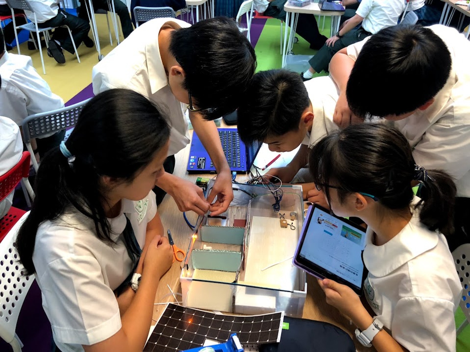 萬鈞匯知中學於課程中加入STEM元素,例如初中學生會於電腦科中學到編程知識。圖為學生們一起於電腦堂的時候使用Arduino學習編程知識。(萬鈞匯知中學提供) 萬鈞匯知中學於課程中加入STEM元素,例如初中學生會於電腦科中學到編程知識。圖為學生們一起於電腦堂的時候使用Arduino學習編程知識。(萬鈞匯知中學提供)