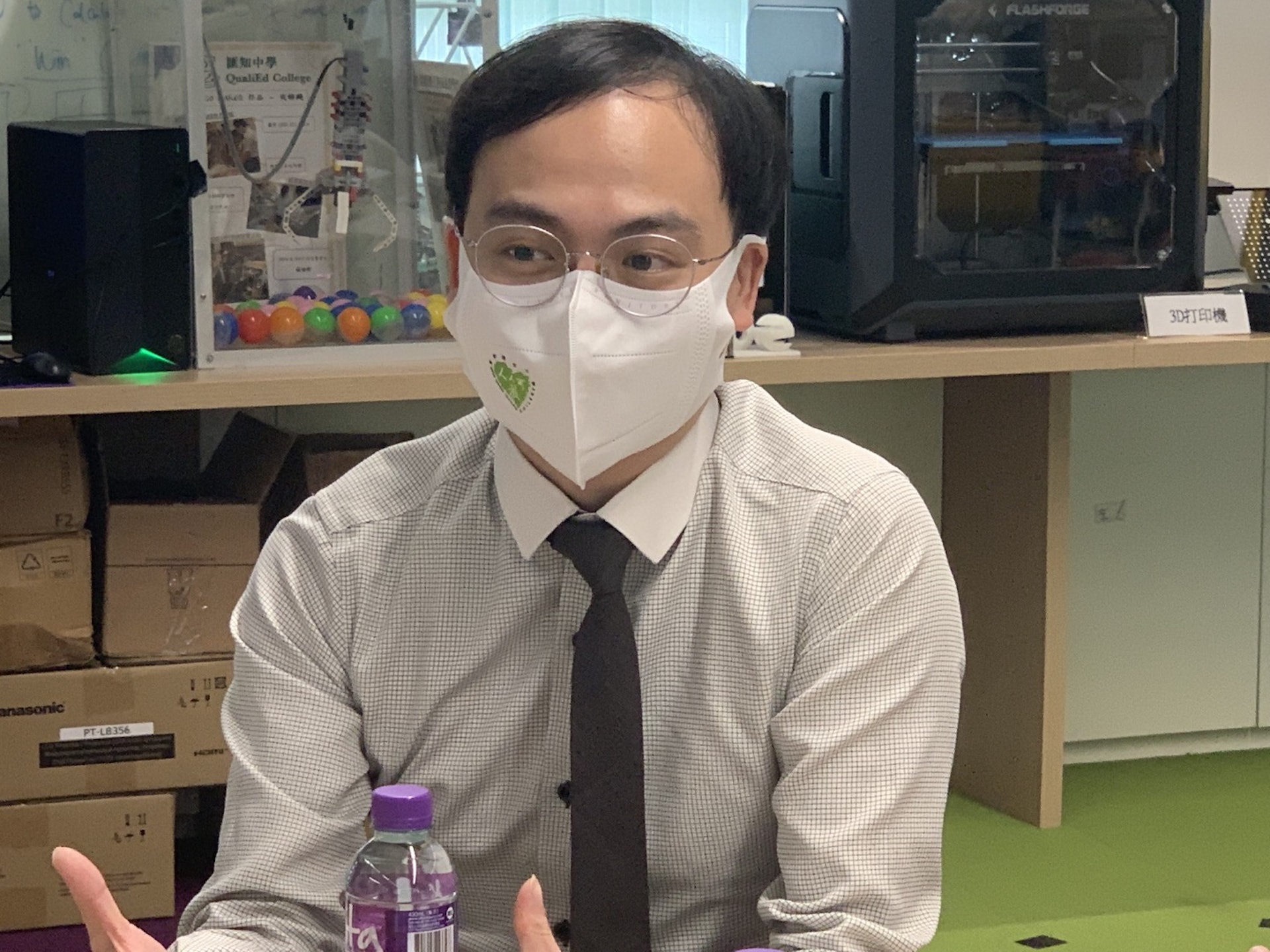 萬鈞匯知中學資訊科技及創新發展部首席主任曾銘康老師表示,「STEM for elite」並非只供資優生或少數學生參考,而是基於「STEM for all」的學習,深入地發展學生有興趣或潛質的範疇。(劉雅琪攝) 萬鈞匯知中學資訊科技及創新發展部首席主任曾銘康老師表示,「STEM for elite」並非只供資優生或少數學生參考,而是基於「STEM for all」的學習,深入地發展學生有興趣或潛質的範疇。(劉雅琪攝)
