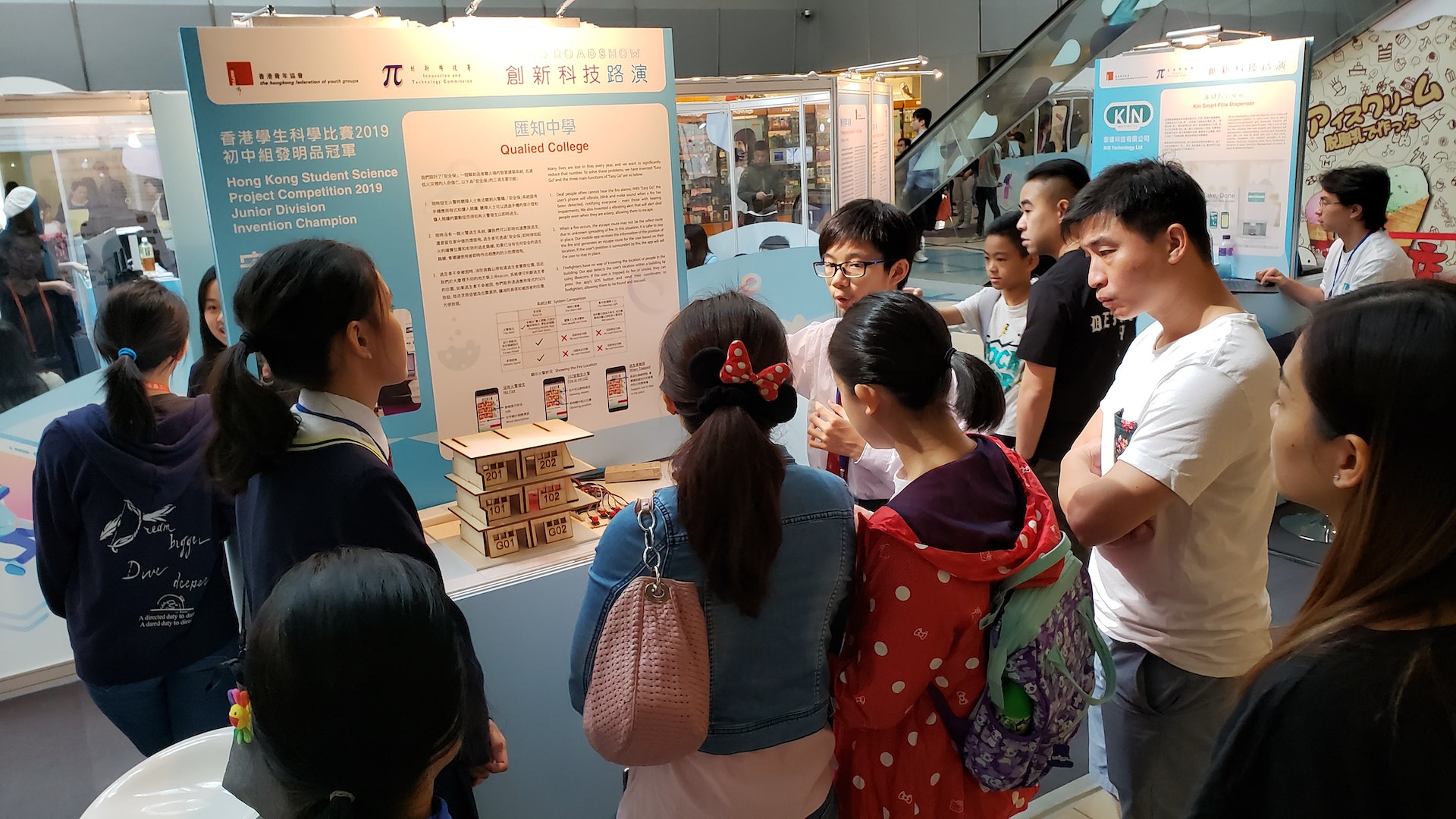 萬鈞匯知中學學生舉辦校外展覽。(萬鈞匯知中學提供) 萬鈞匯知中學學生舉辦校外展覽。(萬鈞匯知中學提供)