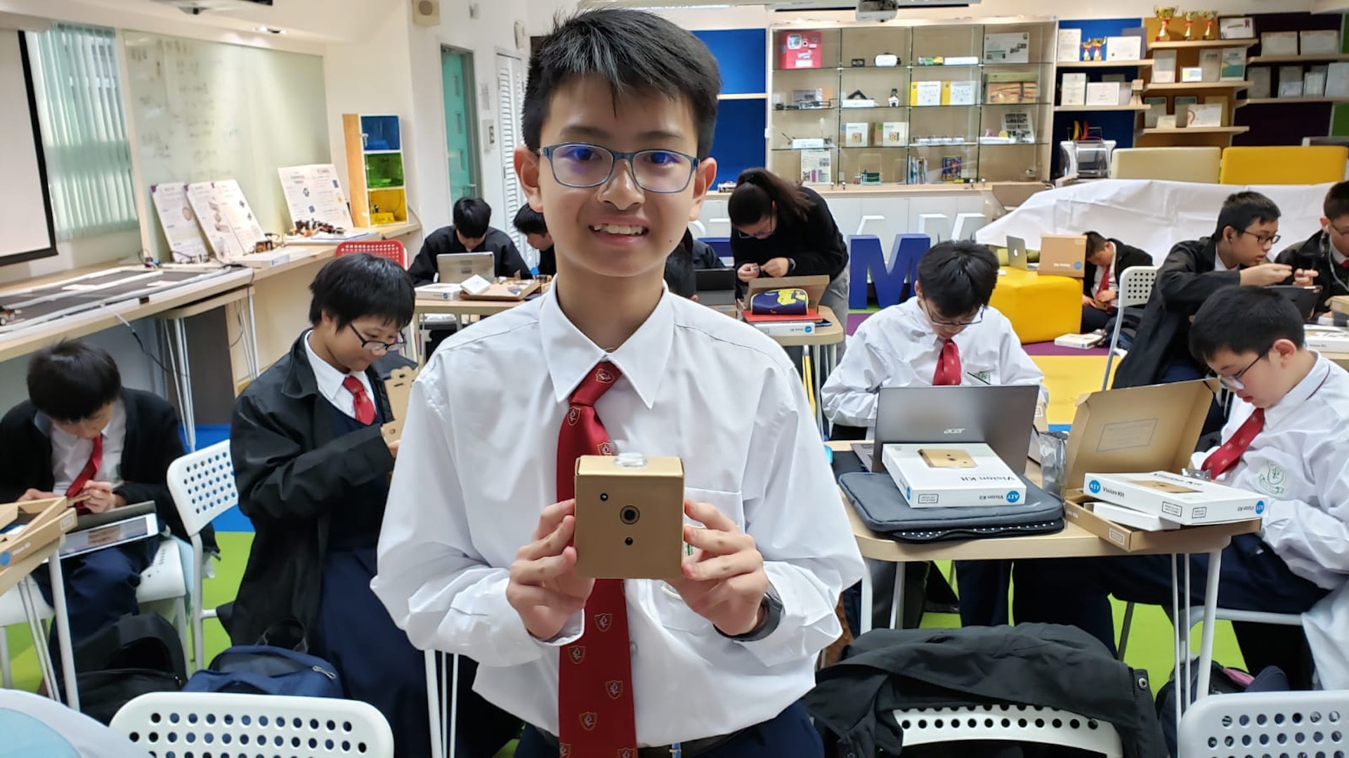 萬鈞匯知中學的同學組裝屬於自己的AIY套件。(萬鈞匯知中學提供) 萬鈞匯知中學的同學組裝屬於自己的AIY套件。(萬鈞匯知中學提供)
