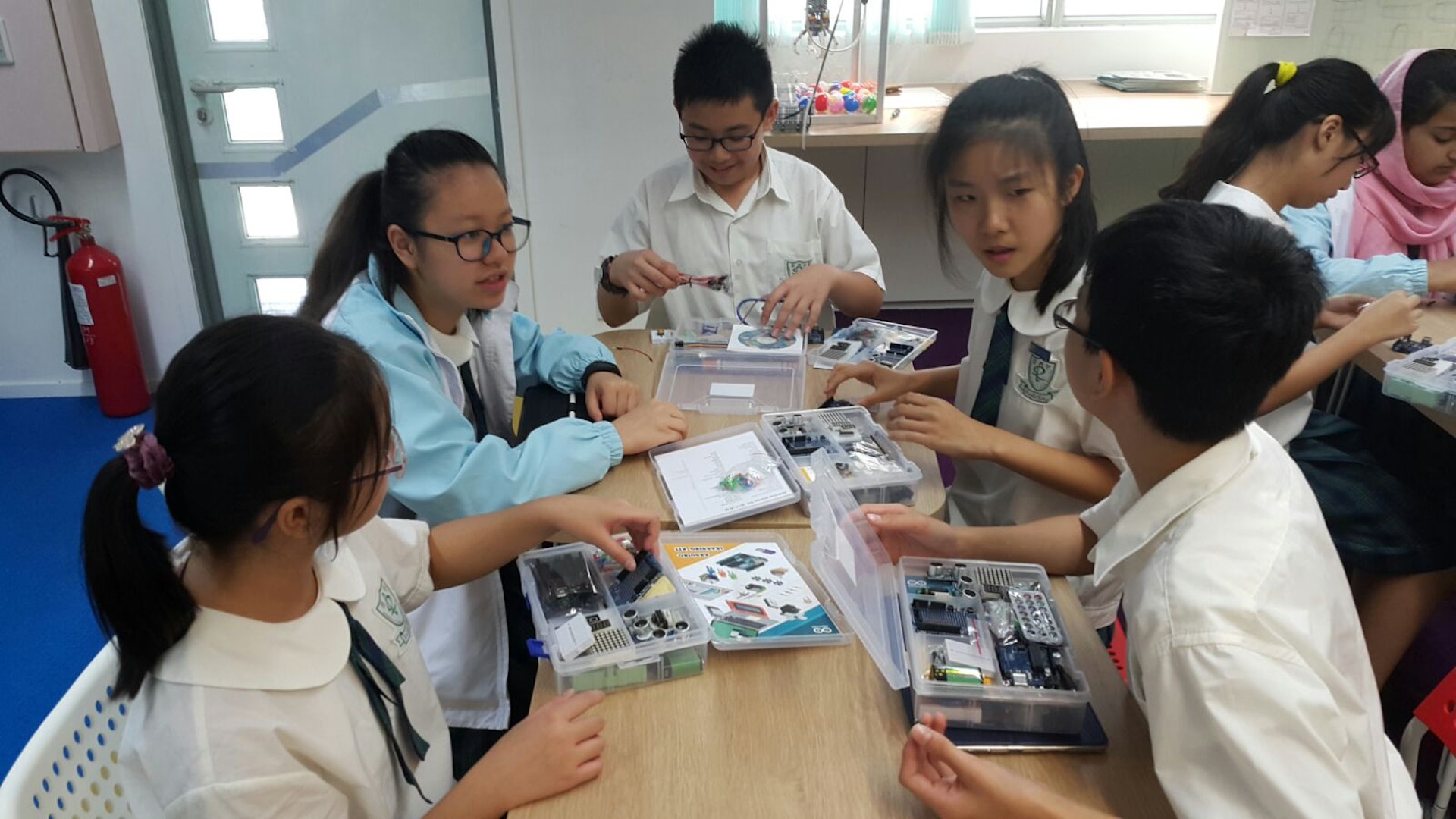 萬鈞匯知中學提倡Deep Learning,學生學習STEM知識之餘,亦可以學到溝通及協作的技能。圖為學生參與Arduino專題研習。(萬鈞匯知中學提供) 萬鈞匯知中學提倡Deep Learning,學生學習STEM知識之餘,亦可以學到溝通及協作的技能。圖為學生參與Arduino專題研習。(萬鈞匯知中學提供)