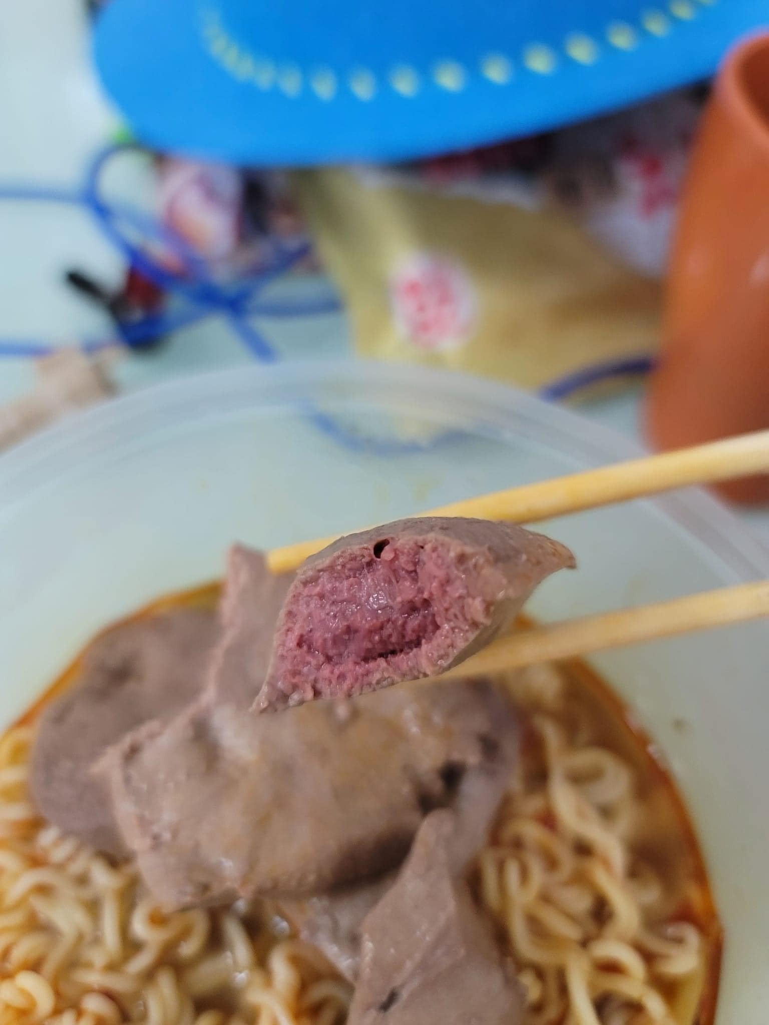 相中可見，豬潤芯仍呈粉紅色，嚇到樓主不敢再進食。（Facebook群組「邪惡飲食關注組 (公開版)」）