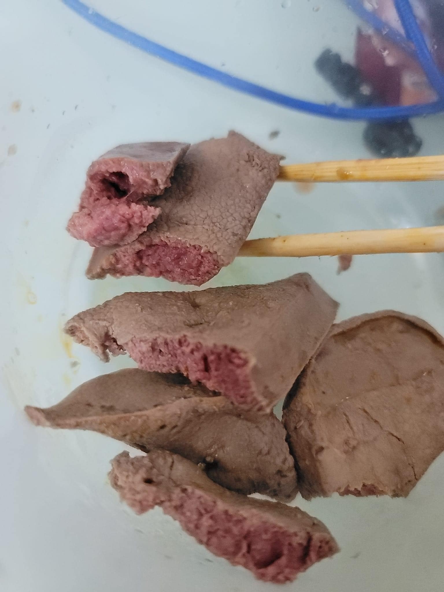 相中可見，豬潤芯仍呈粉紅色，嚇到樓主不敢再進食。（Facebook群組「邪惡飲食關注組 (公開版)」）