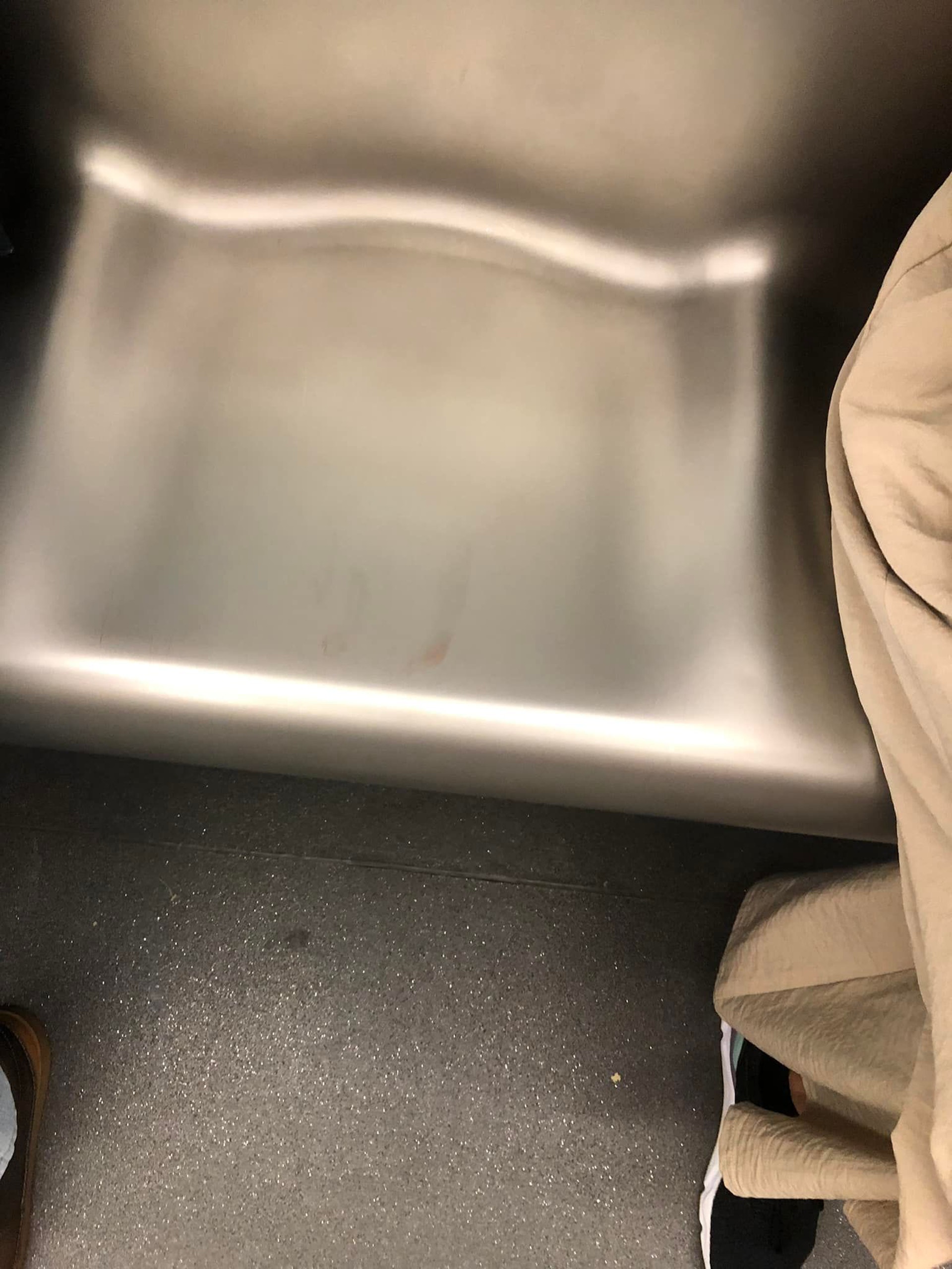 有港男乘搭港鐵時發現座位上疑有血迹,懷疑有女士「漏M」所致,隨即大呻「點坐呀?」,網民批評他欠同理心,直指女士們也不願遇上尷尬情況。(fb「巴打絲打「00九吹專區」Facebook Club」圖片) 有港男乘搭港鐵時發現座位上疑有血迹,懷疑有女士「漏M」所致,隨即大呻「點坐呀?」,網民批評他欠同理心,直指女士們也不願遇上尷尬情況。(fb「巴打絲打「00九吹專區」Facebook Club」圖片)