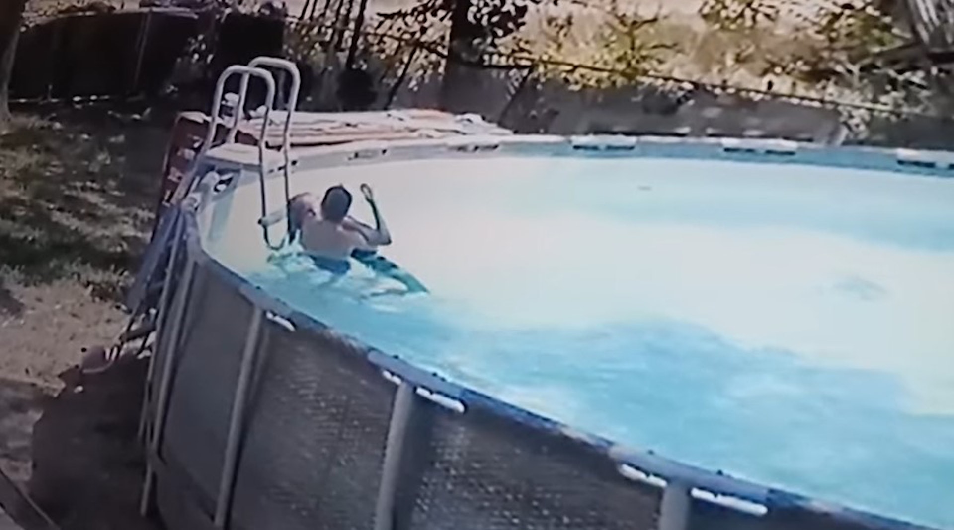 美國女子羅莉在泳池突然病發,四肢抽搐,臉朝下淹於水中,險些溺斃,幸10歲兒子及時救援才幸保性命。(「Lori Keeney」Facebook影片截圖) 美國女子羅莉在泳池突然病發,四肢抽搐,臉朝下淹於水中,險些溺斃,幸10歲兒子及時救援才幸保性命。(「Lori Keeney」Facebook影片截圖)