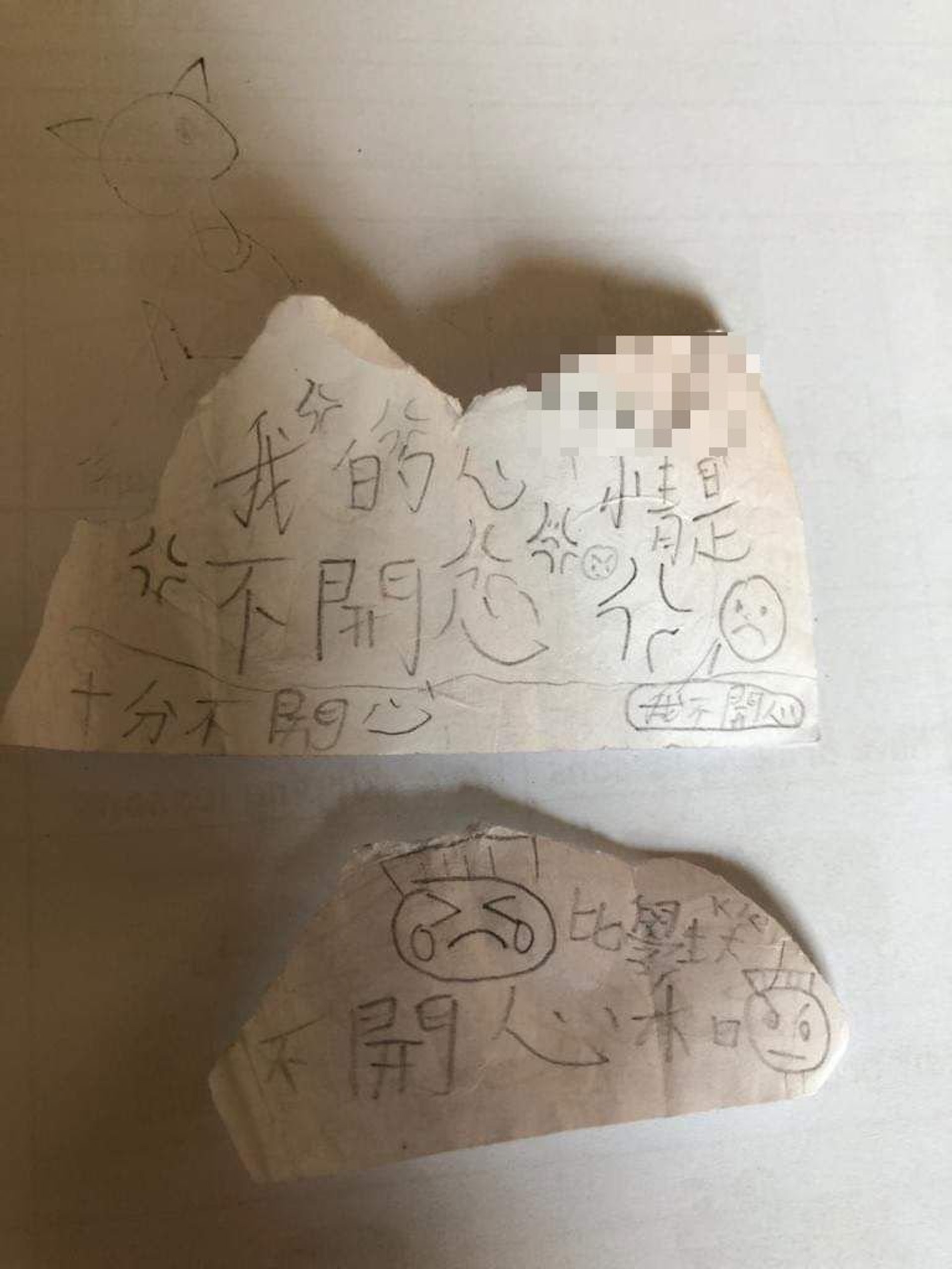 兒子偷偷用紙片寫下「我不開心」、「十分不開心」、「比學生笑」,令人心痛。 兒子偷偷用紙片寫下「我不開心」、「十分不開心」、「比學生笑」,令人心痛。