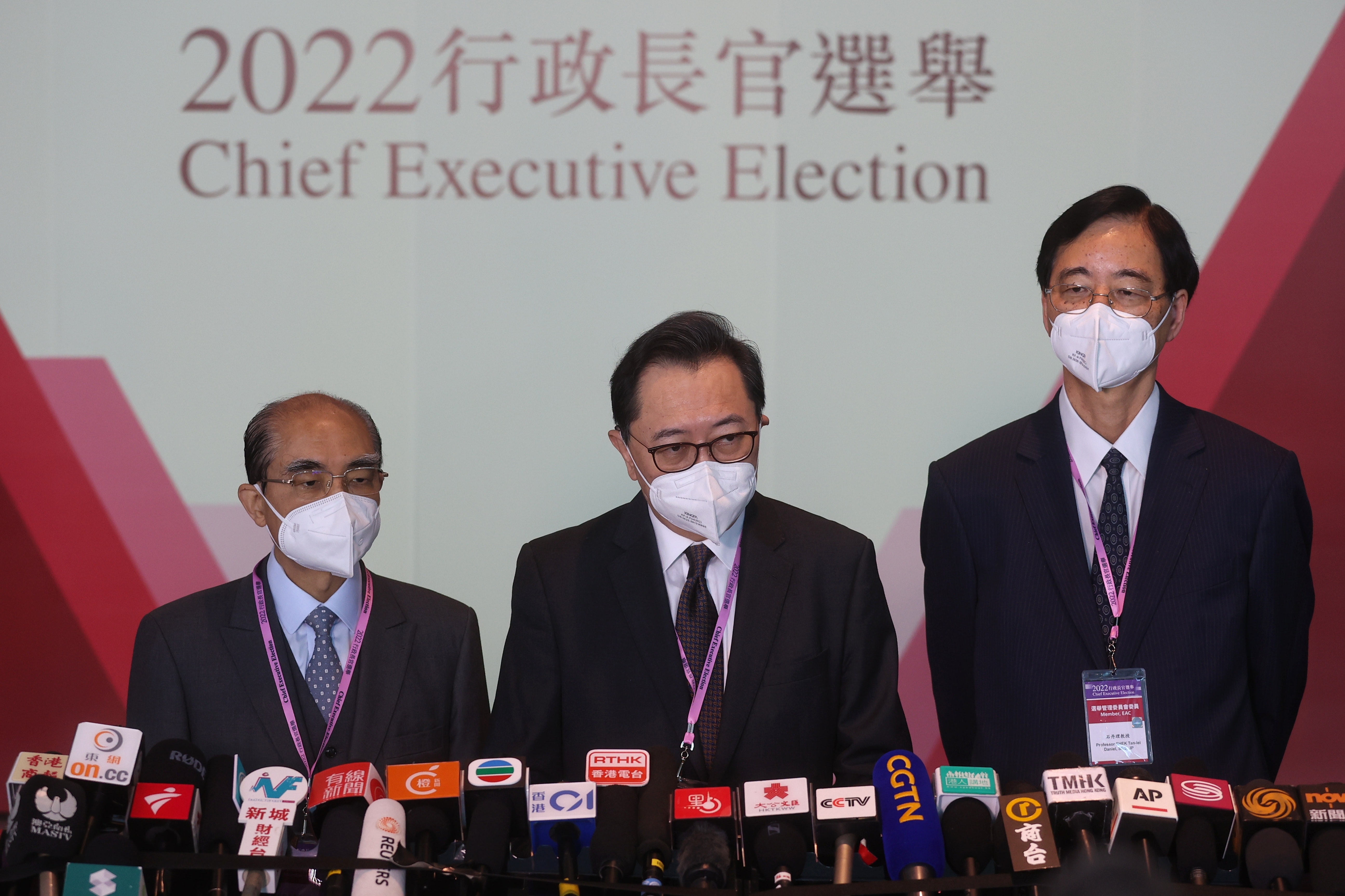 選管會前主席馮驊（中）於8月中任滿後，職位一度懸空。（資料圖片）