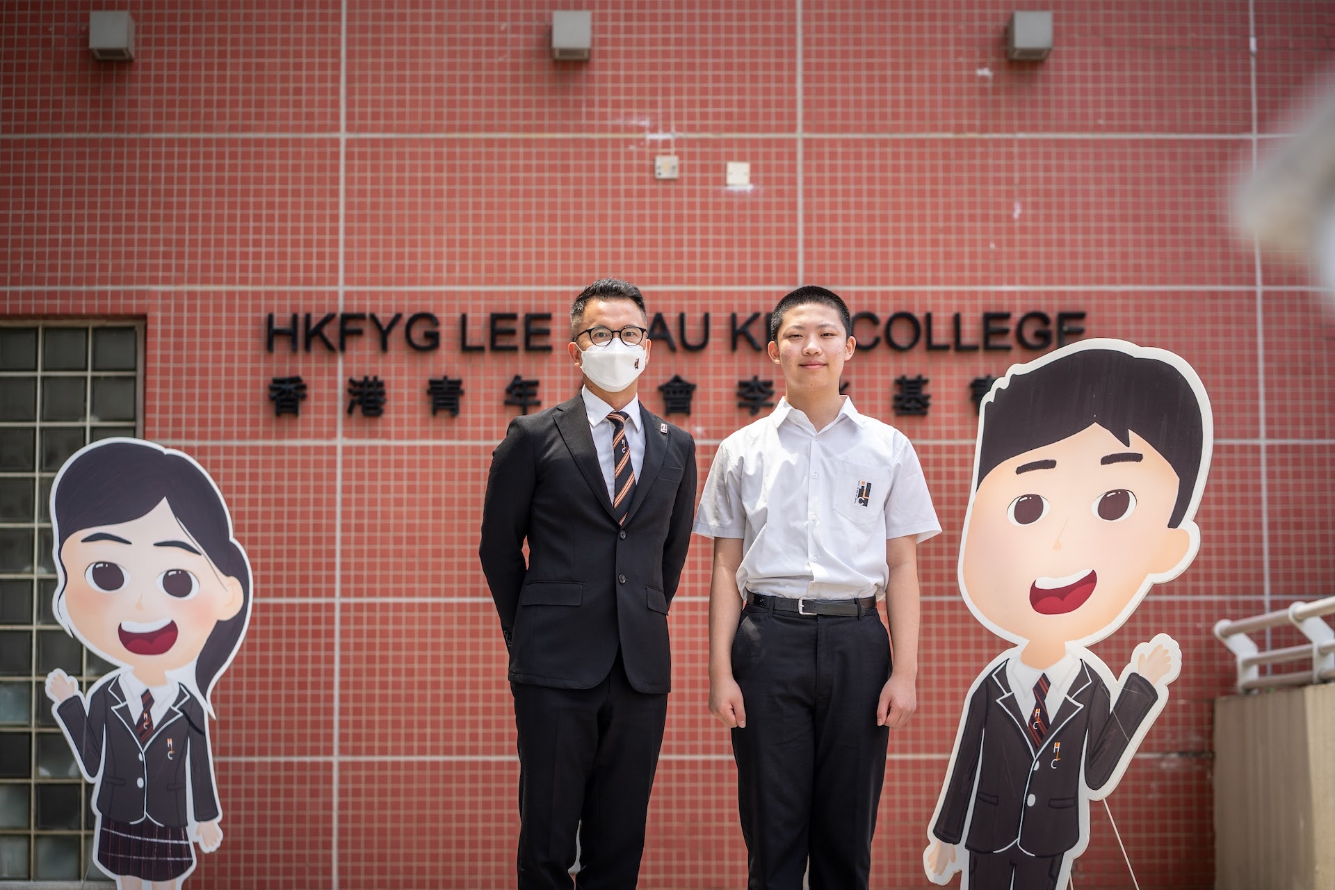 香港青年協會李兆基書院校長連鎮邦(左)提到劉鴻志同學是一個「好成熟、好humble(謙虛)」,完全展現該校「自學、自律、自信」的「三自精神」。(受訪者提供) 香港青年協會李兆基書院校長連鎮邦(左)提到劉鴻志同學是一個「好成熟、好humble(謙虛)」,完全展現該校「自學、自律、自信」的「三自精神」。(受訪者提供)