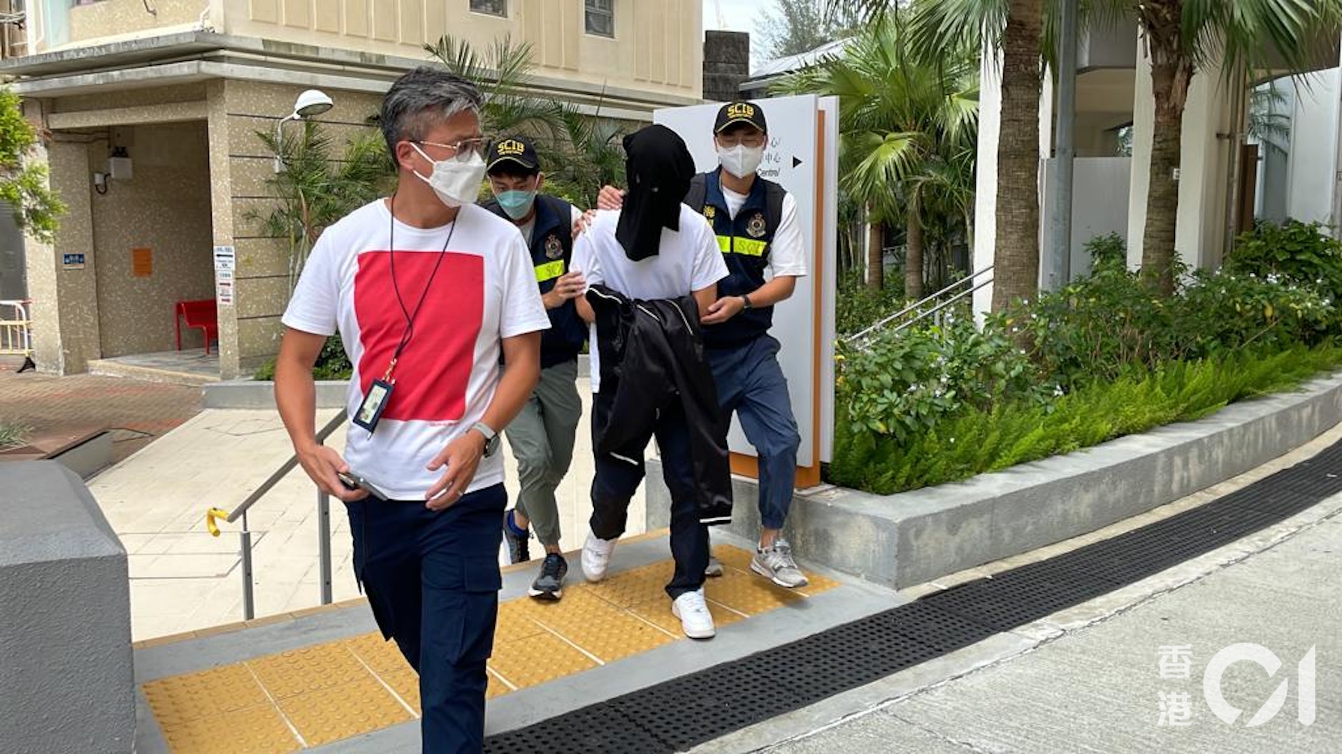 行動中海關出動30人搜查4個處所,以涉嫌洗黑錢罪拘捕4名本地男子,他們介乎21歲至36歲,當中3人為21歲。(陳傲淇攝) 行動中海關出動30人搜查4個處所,以涉嫌洗黑錢罪拘捕4名本地男子,他們介乎21歲至36歲,當中3人為21歲。(陳傲淇攝)