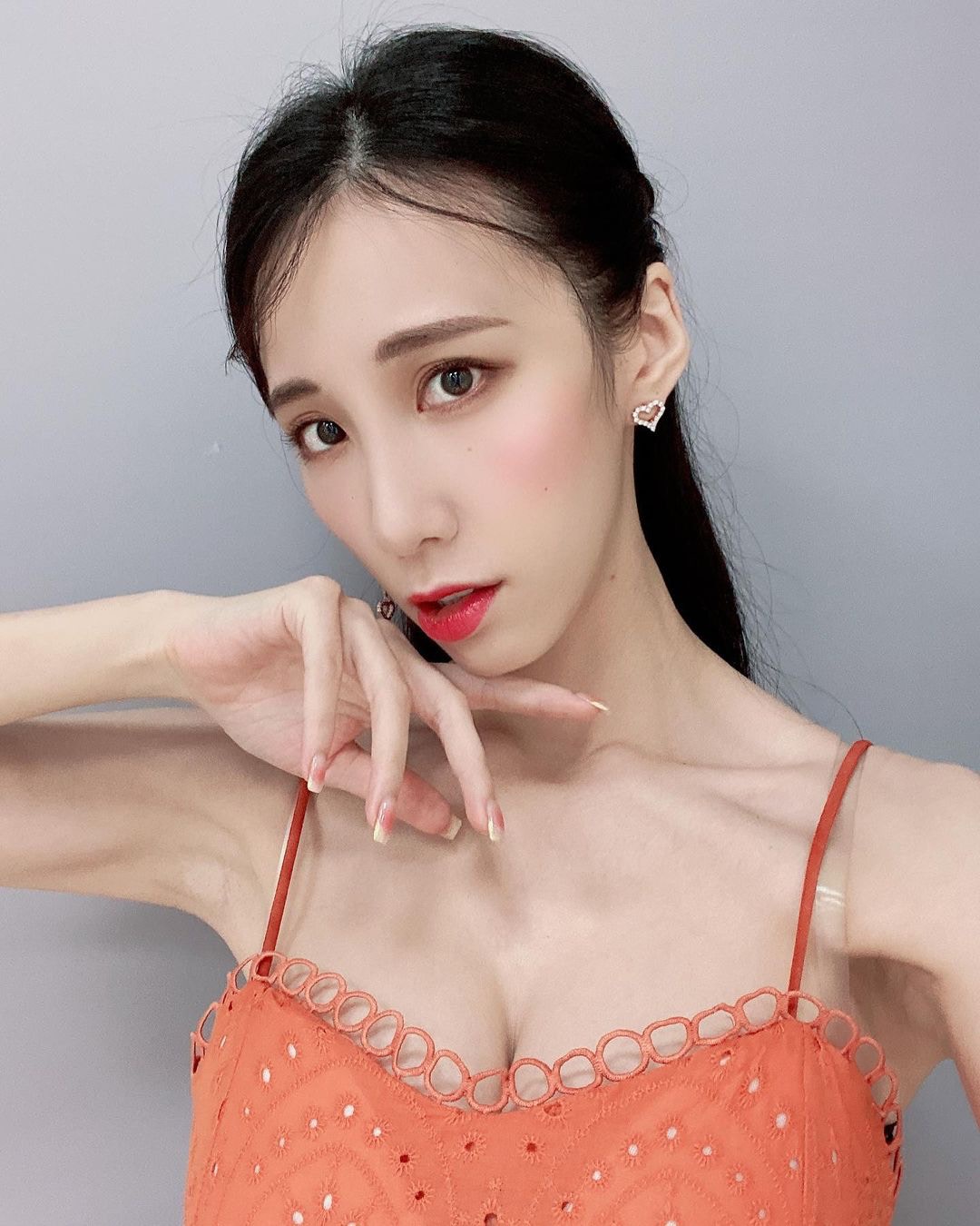 瑤瑤日前就在IG上分享過一張「新美甲照」，照片中的她穿著橘紅色的細肩上衣，露出大片白皙肌膚及豐滿上圍（IG@qiaoxinhuang）