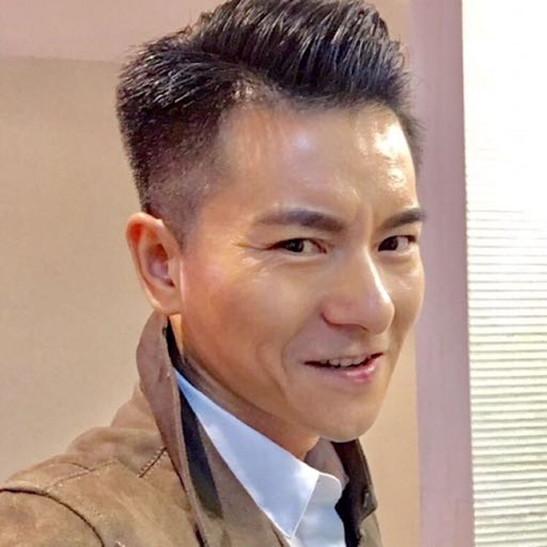 「山寨劉德華」教海嘩樣貌真的與藝人劉德華頗相似(微博 / @教海嘩) 「山寨劉德華」教海嘩樣貌真的與藝人劉德華頗相似(微博 / @教海嘩)