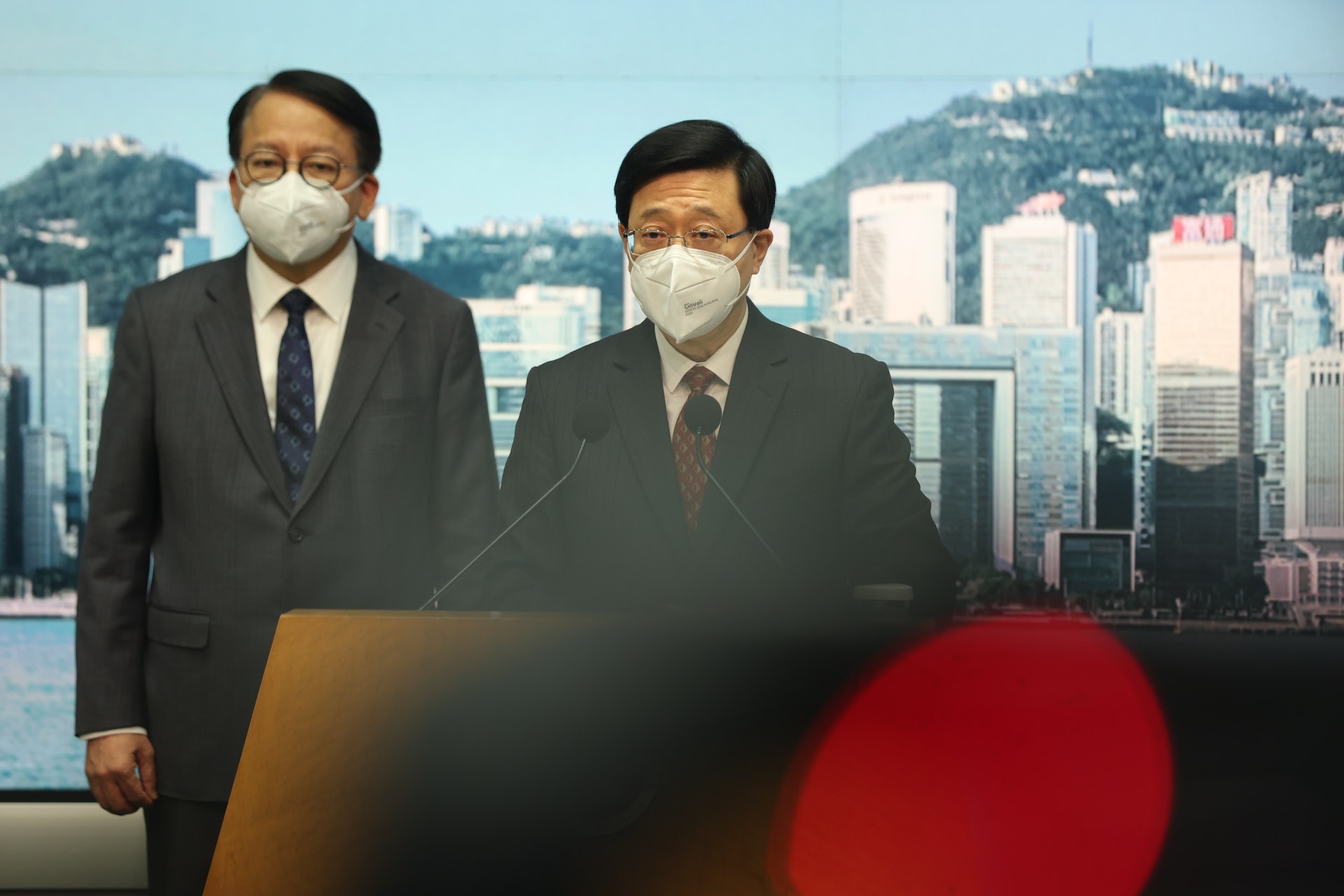 特首李家超聯同政務司司長陳國基,公布粵港就「逆向隔離」商議結果。(鄭子峰攝/資料圖片) 特首李家超聯同政務司司長陳國基,公布粵港就「逆向隔離」商議結果。(鄭子峰攝/資料圖片)
