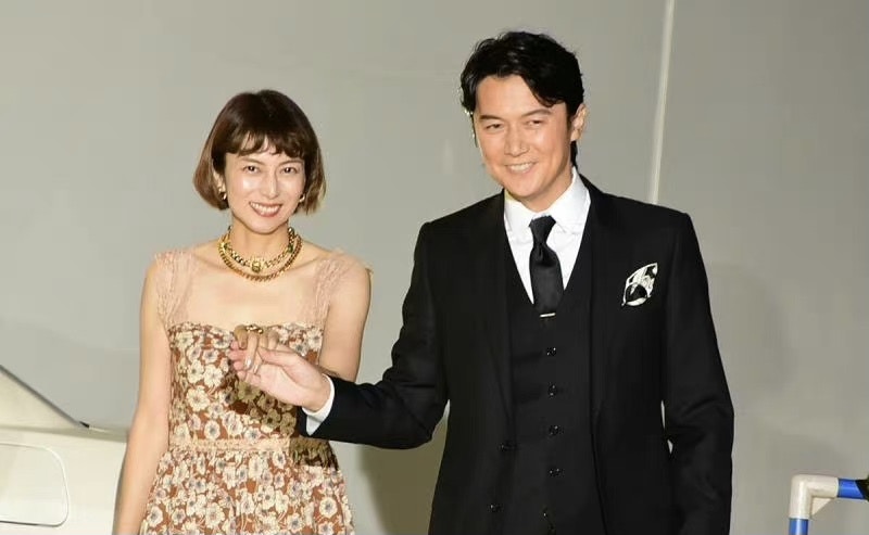 《神探伽俐略沉默的遊行》首映　福山雅治柴崎幸拖手行紅地氈