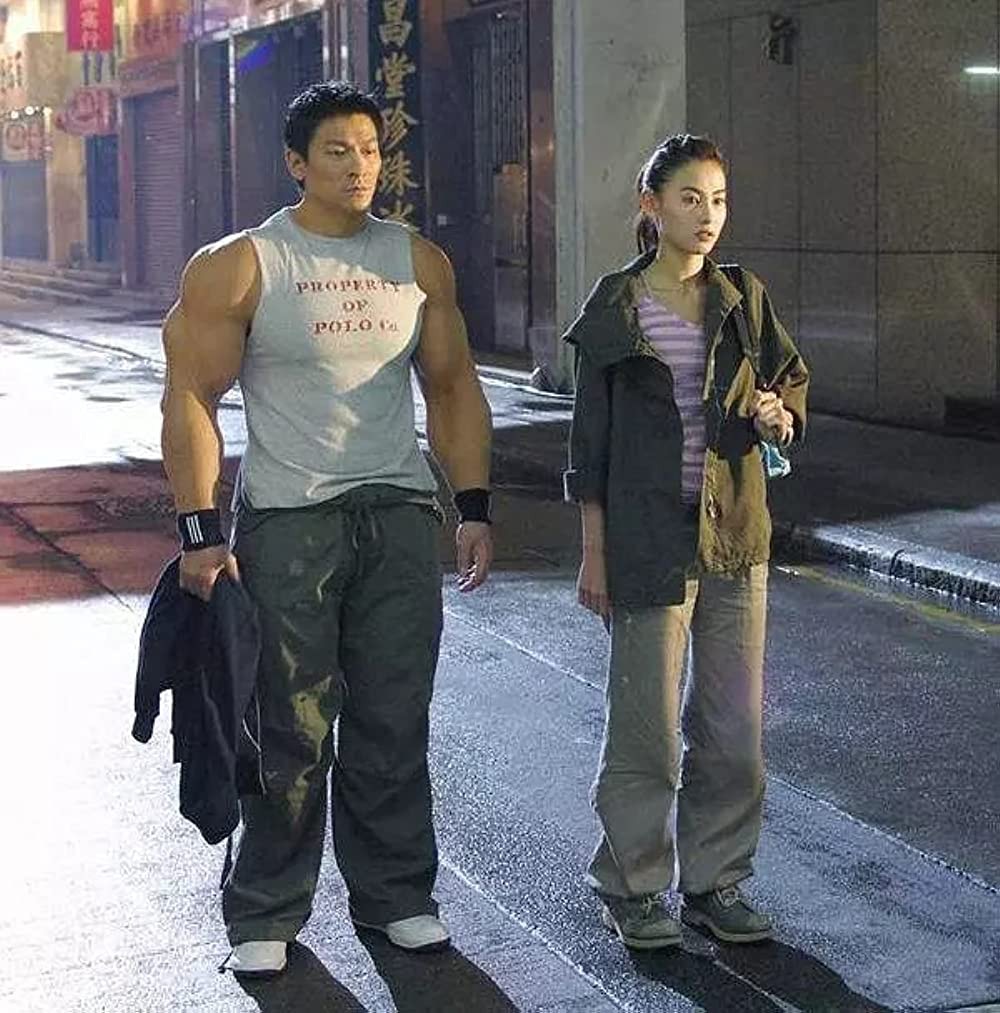 《大隻佬》中，張栢芝飾演的李鳳儀，前世是日本兵，殺人無數業力重難修補，最後選擇接受命運，勇敢面對業力，反而啟發了一直以為看破因果，在幫李鳳儀的「大隻佬」劉德華。（《大隻佬》電影劇照）