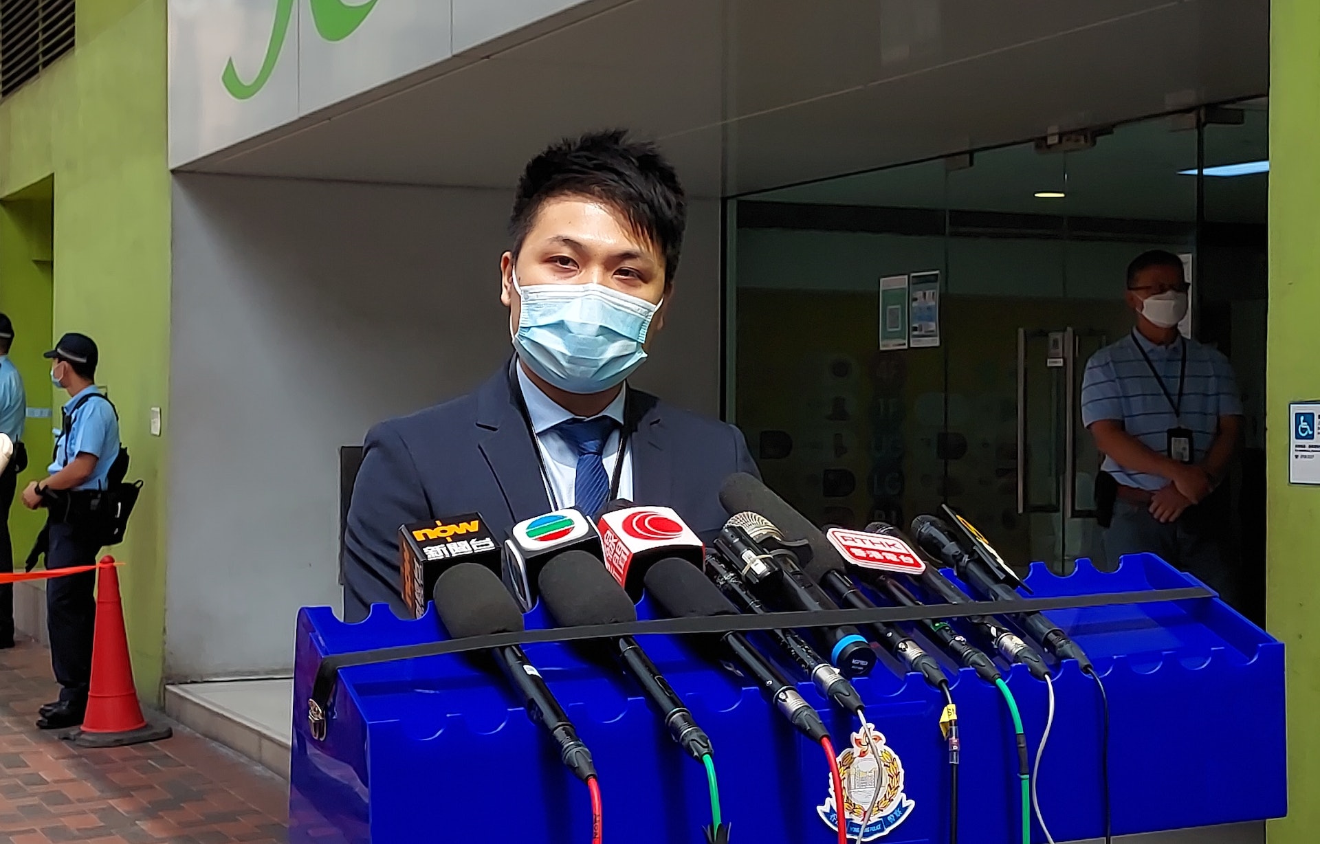 九龍城警區刑事調查隊第七隊主管陳智超督察交代案情。(馮國良攝) 九龍城警區刑事調查隊第七隊主管陳智超督察交代案情。(馮國良攝)