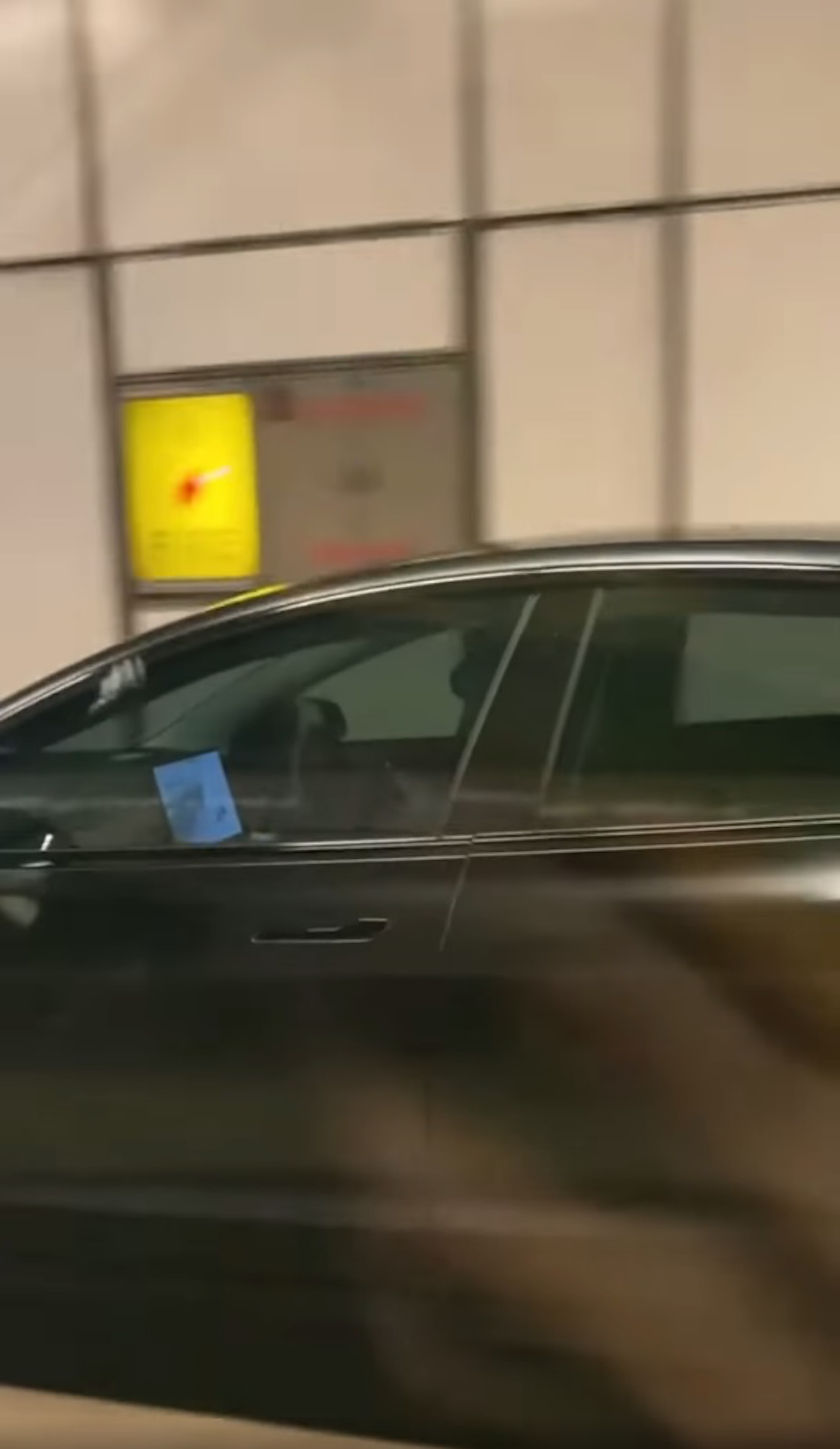 近日網上流傳1段10秒影片,有Tesla女司機於隧道內雙手離軚玩手機,涉嫌違法。(fb專頁「屯門友」影片截圖) 近日網上流傳1段10秒影片,有Tesla女司機於隧道內雙手離軚玩手機,涉嫌違法。(fb專頁「屯門友」影片截圖)