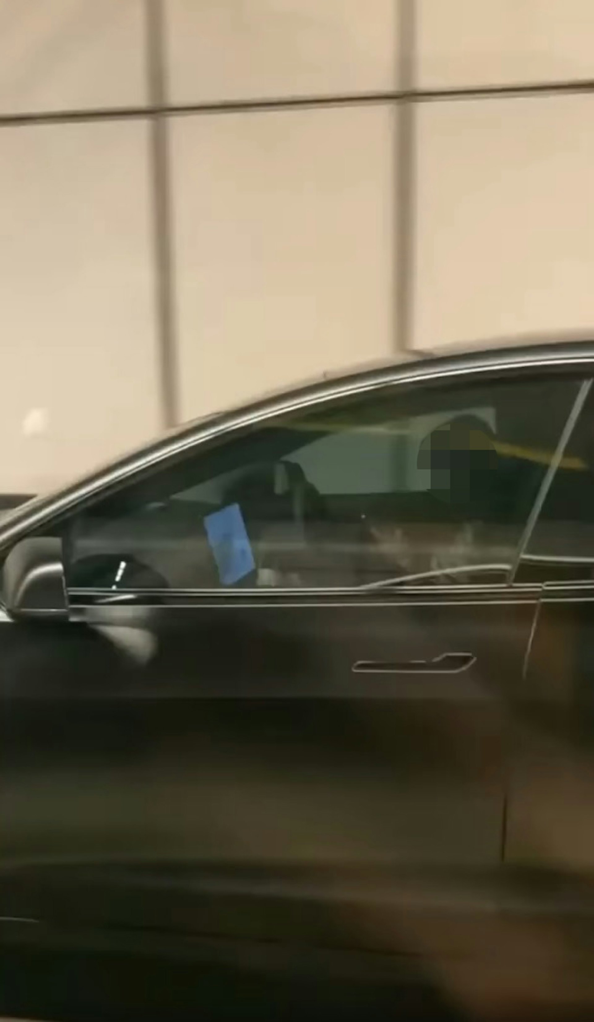 近日網上流傳1段10秒影片,有Tesla女司機於隧道內雙手離軚玩手機,涉嫌違法。(fb專頁「屯門友」影片截圖) 近日網上流傳1段10秒影片,有Tesla女司機於隧道內雙手離軚玩手機,涉嫌違法。(fb專頁「屯門友」影片截圖)