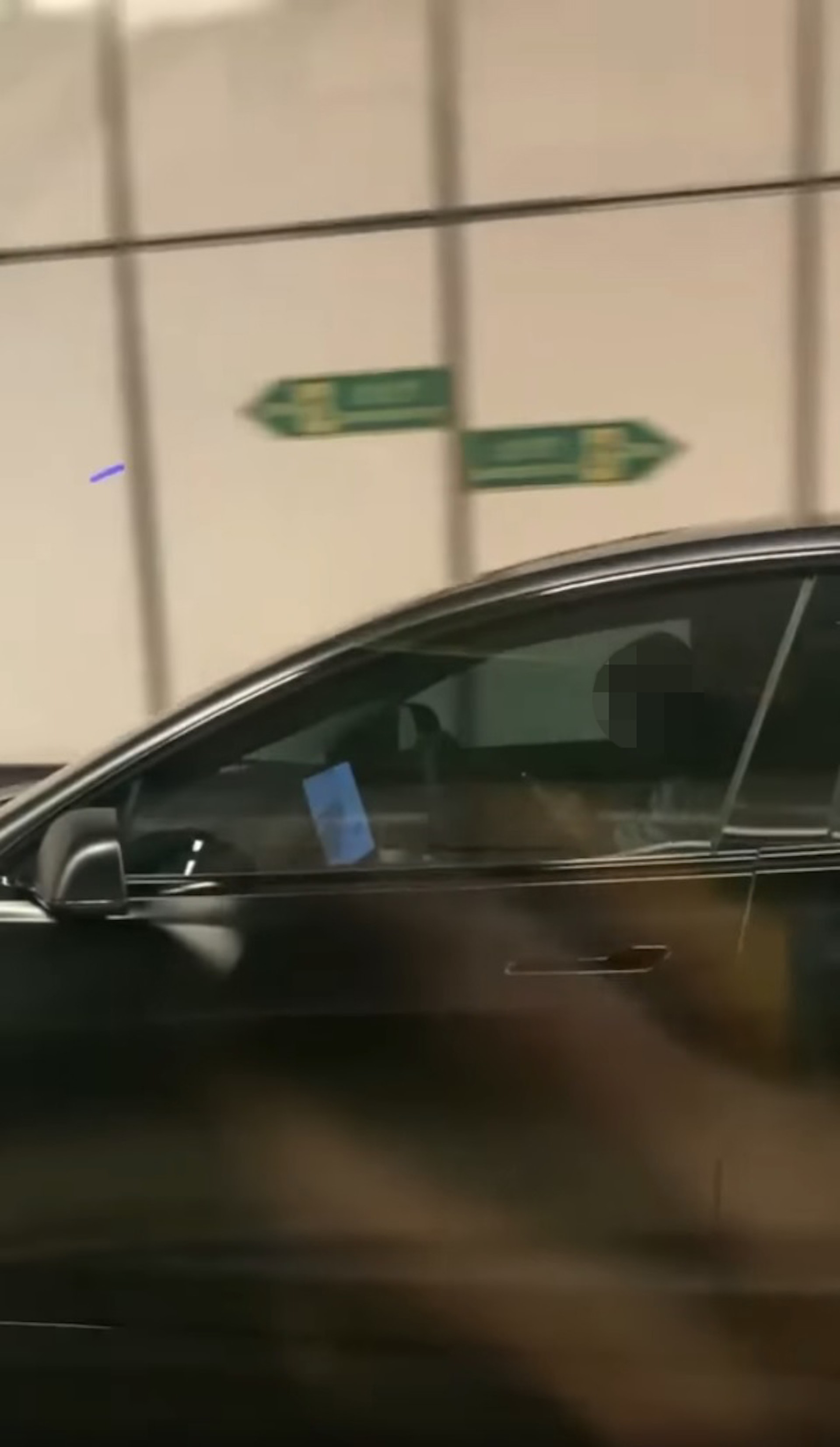 近日網上流傳1段10秒影片,有Tesla女司機於隧道內雙手離軚玩手機,涉嫌違法。(fb專頁「屯門友」影片截圖) 近日網上流傳1段10秒影片,有Tesla女司機於隧道內雙手離軚玩手機,涉嫌違法。(fb專頁「屯門友」影片截圖)
