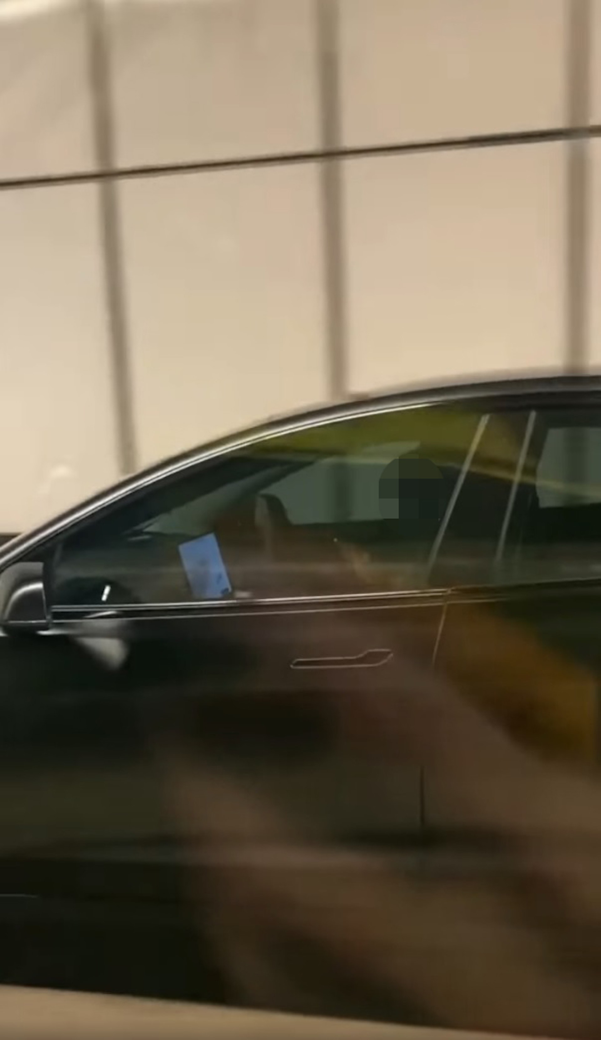 近日網上流傳1段10秒影片,有Tesla女司機於隧道內雙手離軚玩手機,涉嫌違法。(fb專頁「屯門友」影片截圖) 近日網上流傳1段10秒影片,有Tesla女司機於隧道內雙手離軚玩手機,涉嫌違法。(fb專頁「屯門友」影片截圖)