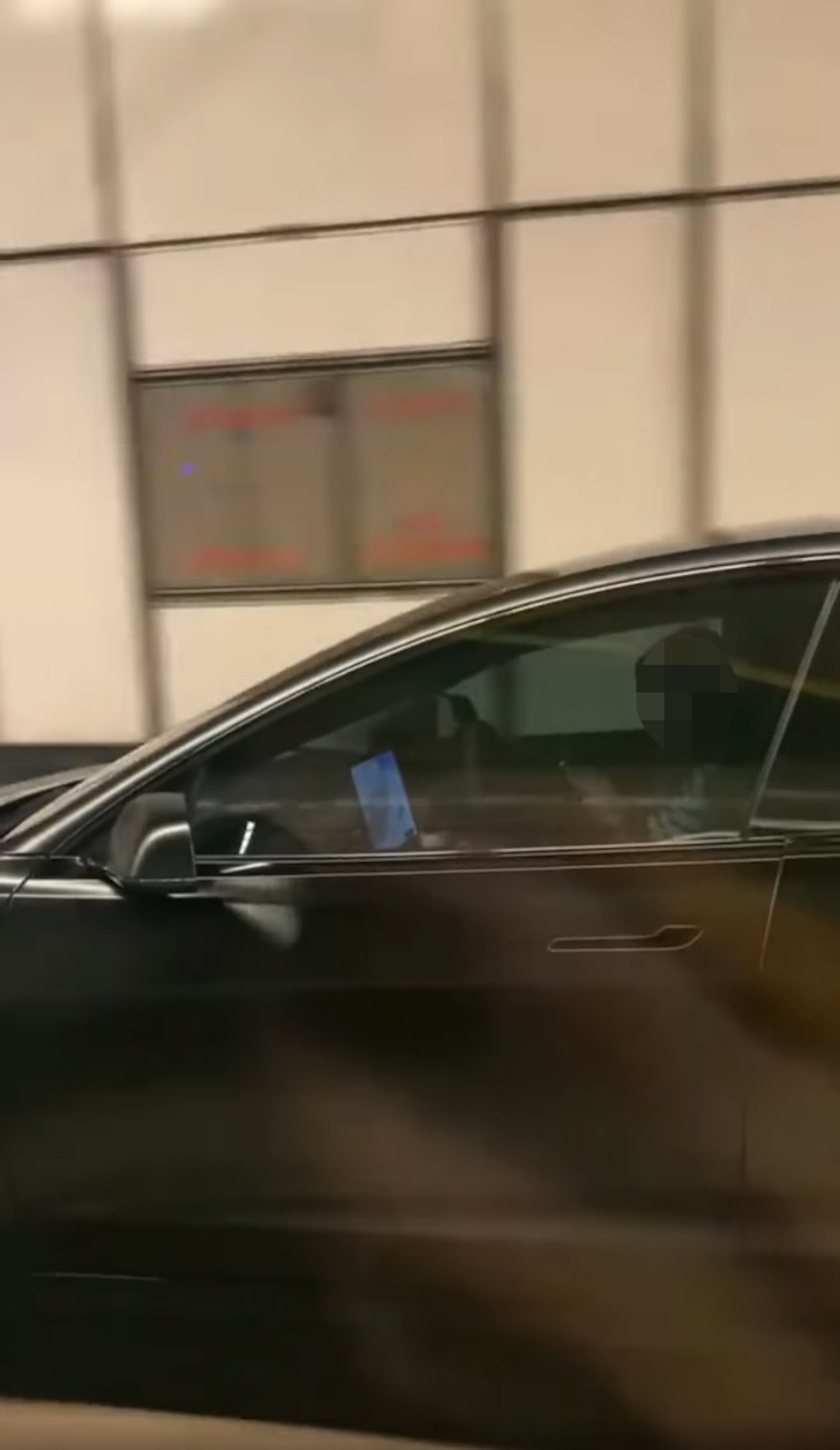近日網上流傳1段10秒影片,有Tesla女司機於隧道內雙手離軚玩手機,涉嫌違法。(fb專頁「屯門友」影片截圖) 近日網上流傳1段10秒影片,有Tesla女司機於隧道內雙手離軚玩手機,涉嫌違法。(fb專頁「屯門友」影片截圖)
