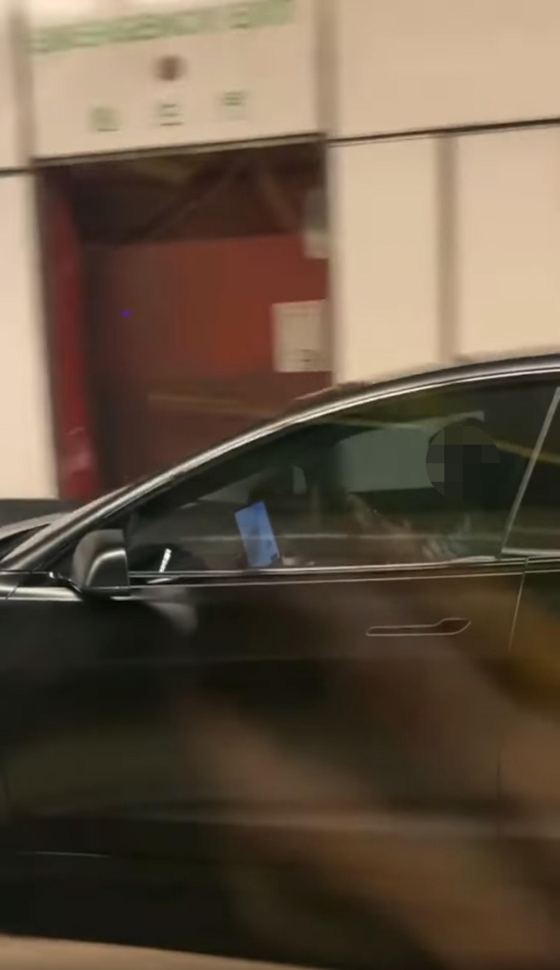 近日網上流傳1段10秒影片,有Tesla女司機於隧道內雙手離軚玩手機,涉嫌違法。(fb專頁「屯門友」影片截圖) 近日網上流傳1段10秒影片,有Tesla女司機於隧道內雙手離軚玩手機,涉嫌違法。(fb專頁「屯門友」影片截圖)