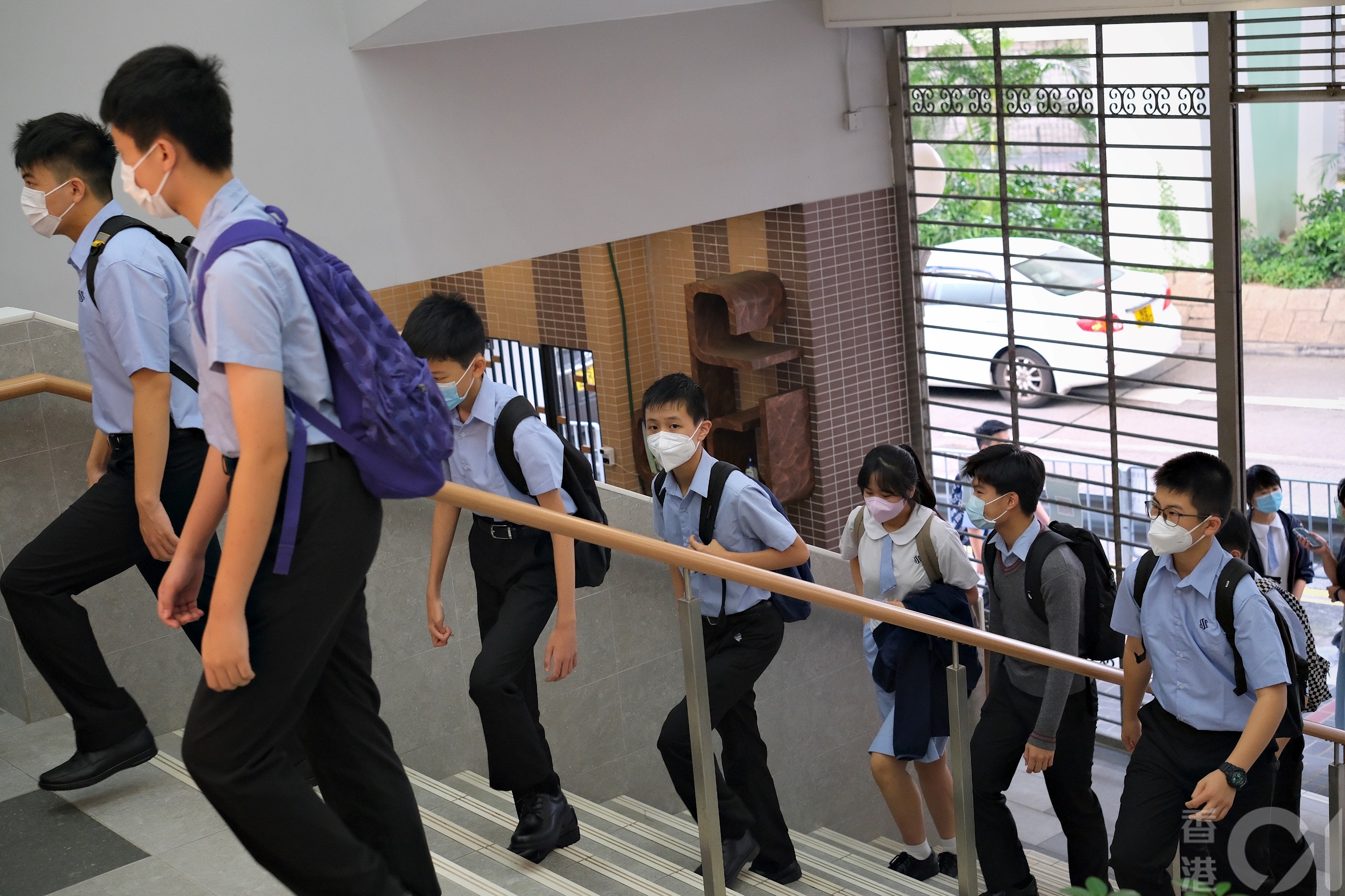 全港學校9月1日在疫情下開學，何文田創知中學學生早上7時許陸續返學。（歐嘉樂攝）