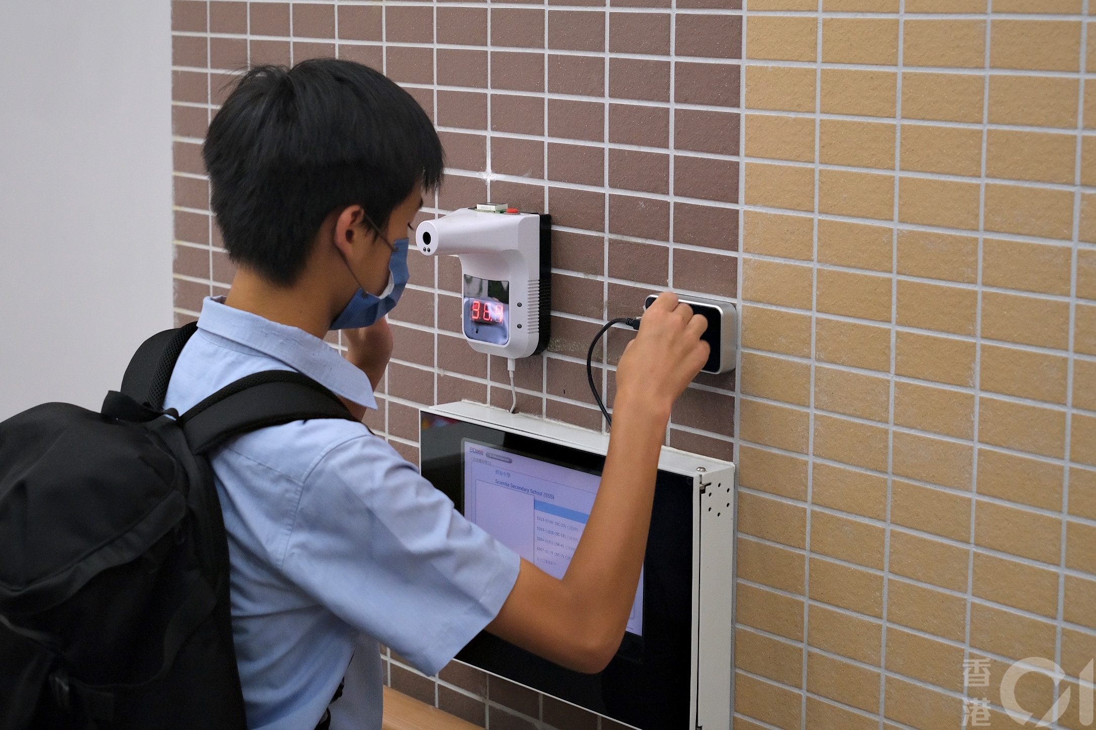 全港學校9月1日在疫情下開學，在何文田創知中學，學生進入學校後需電子點名及量體溫。（歐嘉樂攝）