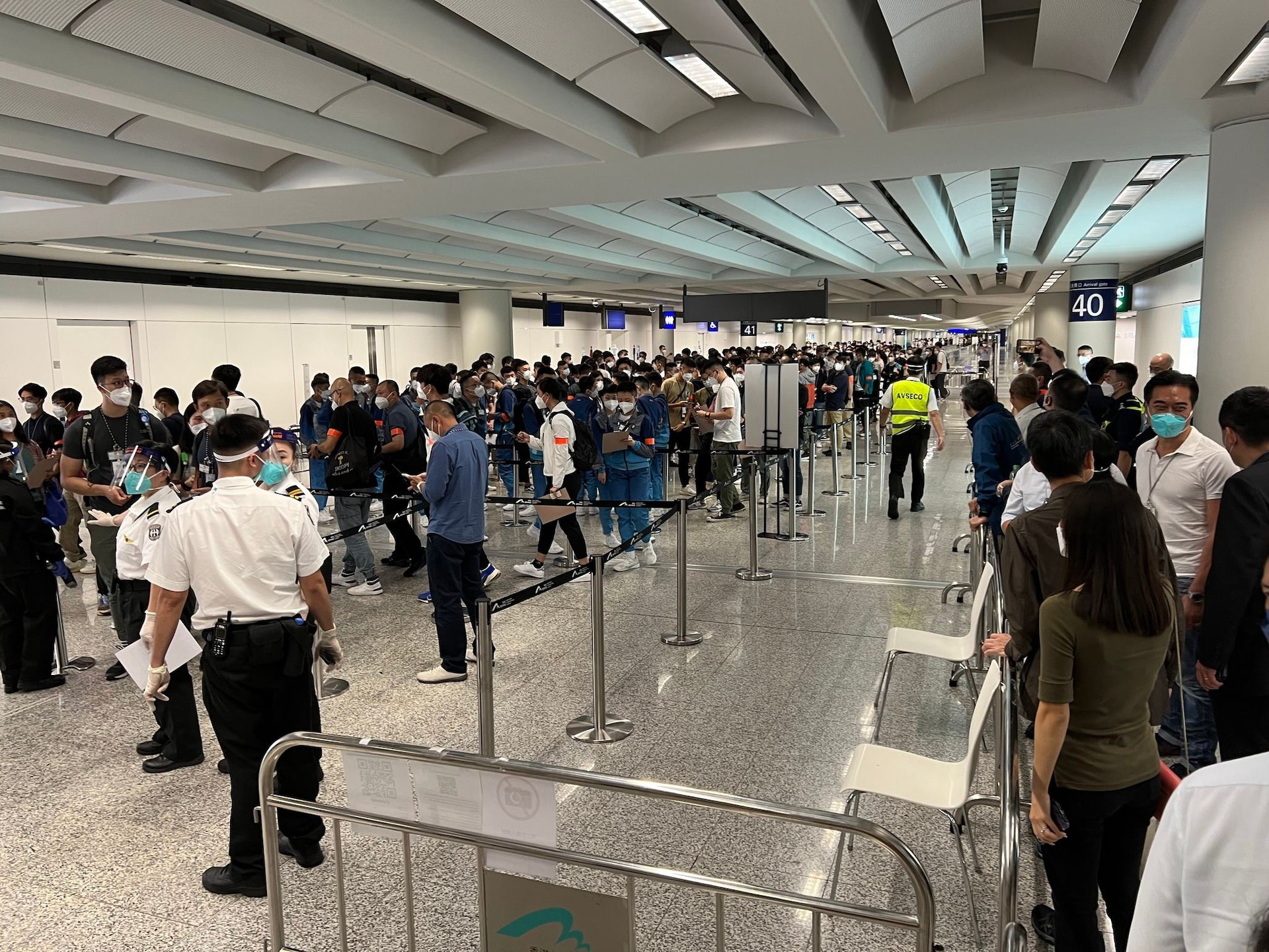 入境檢疫模式早前放寬至「3+4」,當局在機場進行抵港人士演練和壓力測試。(資料圖片) 入境檢疫模式早前放寬至「3+4」,當局在機場進行抵港人士演練和壓力測試。(資料圖片)