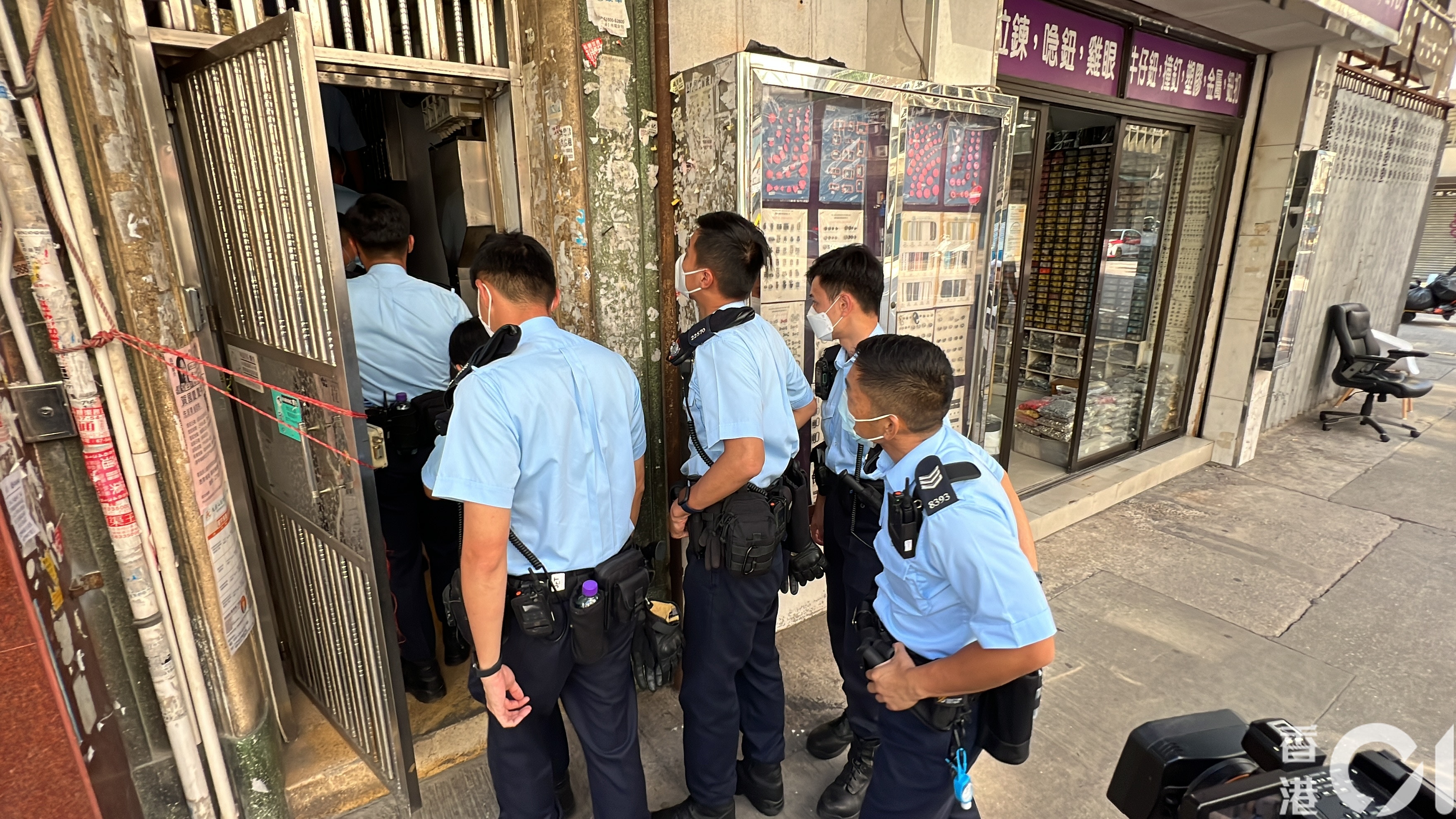 大批警員到場搜證。（翁鈺輝攝）