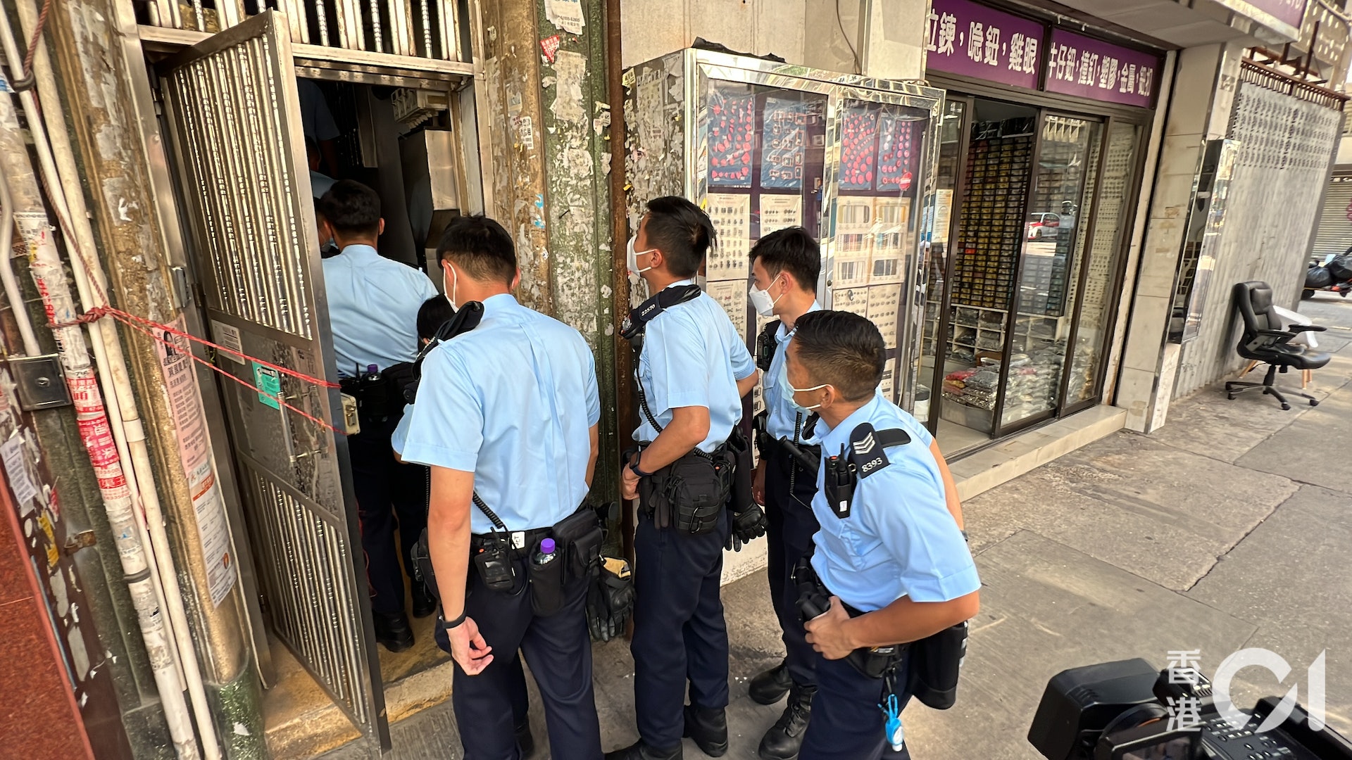大批警員到場搜證。(翁鈺輝攝)