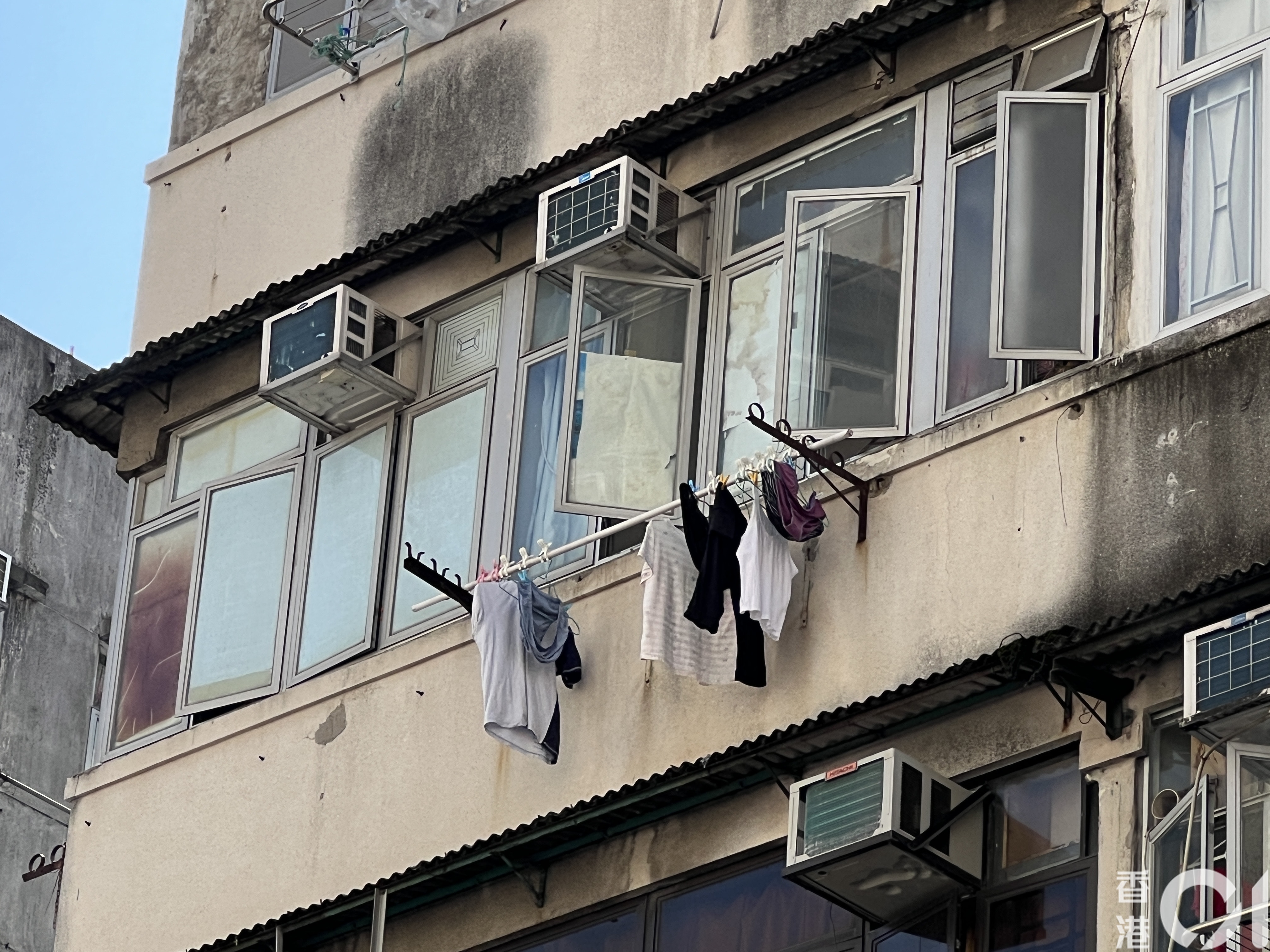 男童生前與母親等人居住石硤尾街一劏房內。（翁鈺輝攝）