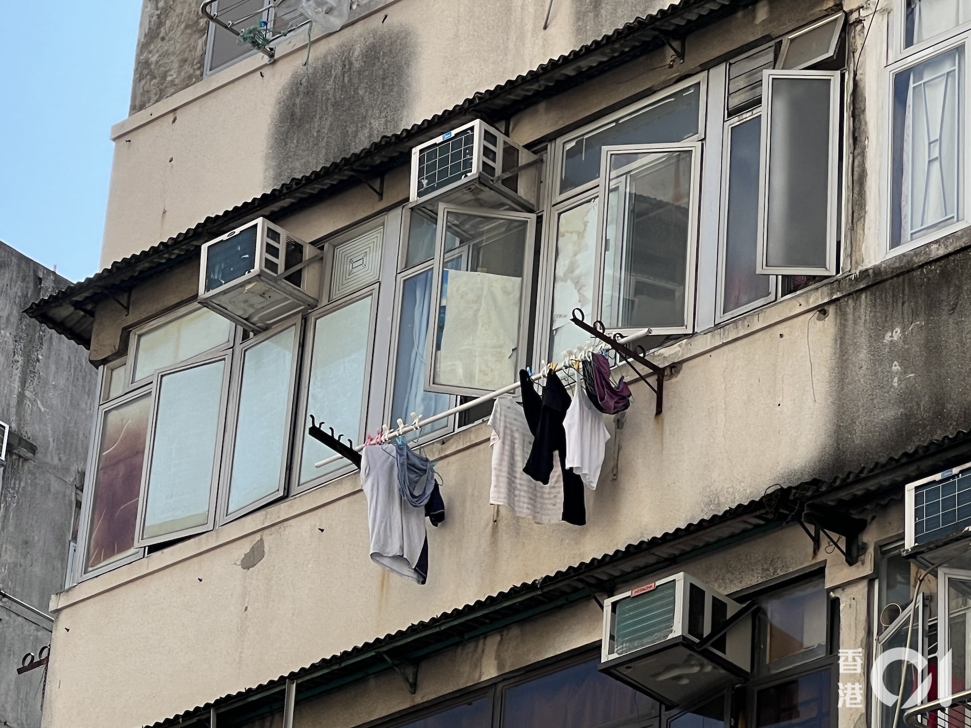 男童生前與母親等人居住石硤尾街一劏房內。(翁鈺輝攝)