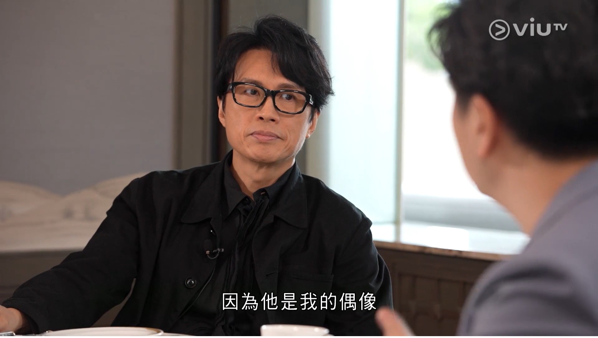導演陳詠燊一直視黃子華為偶像，故他答應演出便非常興奮。(《爆谷一周》影片截圖)