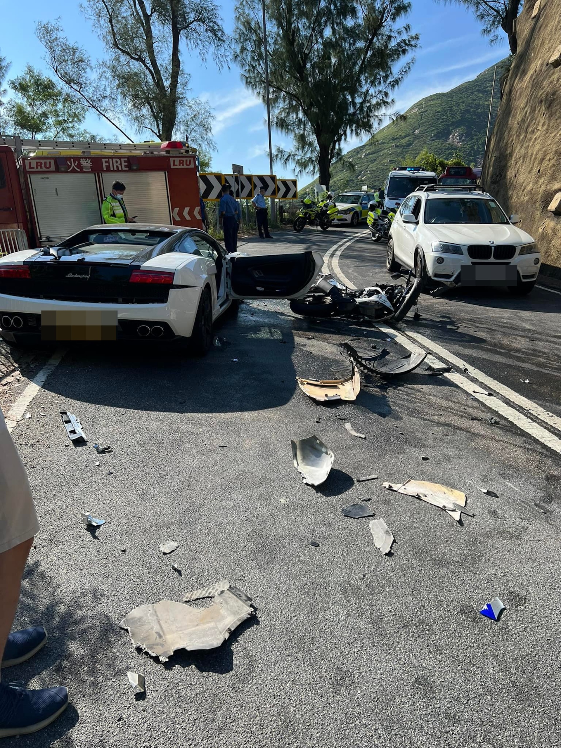 電單車殘散四散。(fb「馬路的事 (即時交通資訊台)」) 電單車殘散四散。(fb「馬路的事 (即時交通資訊台)」)