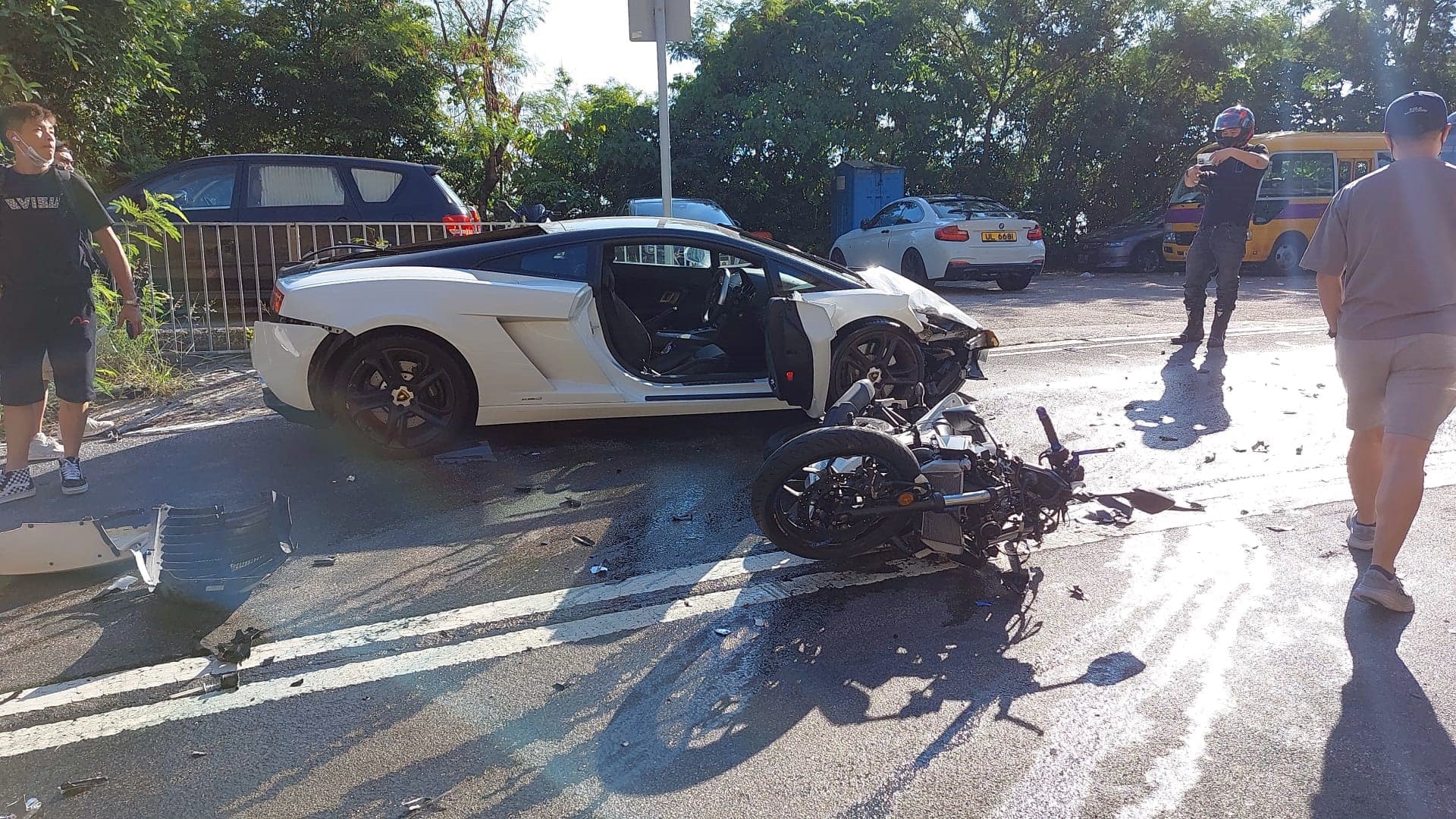 電單車嚴重損毀。(fb「馬路的事 (即時交通資訊台)」) 電單車嚴重損毀。(fb「馬路的事 (即時交通資訊台)」)