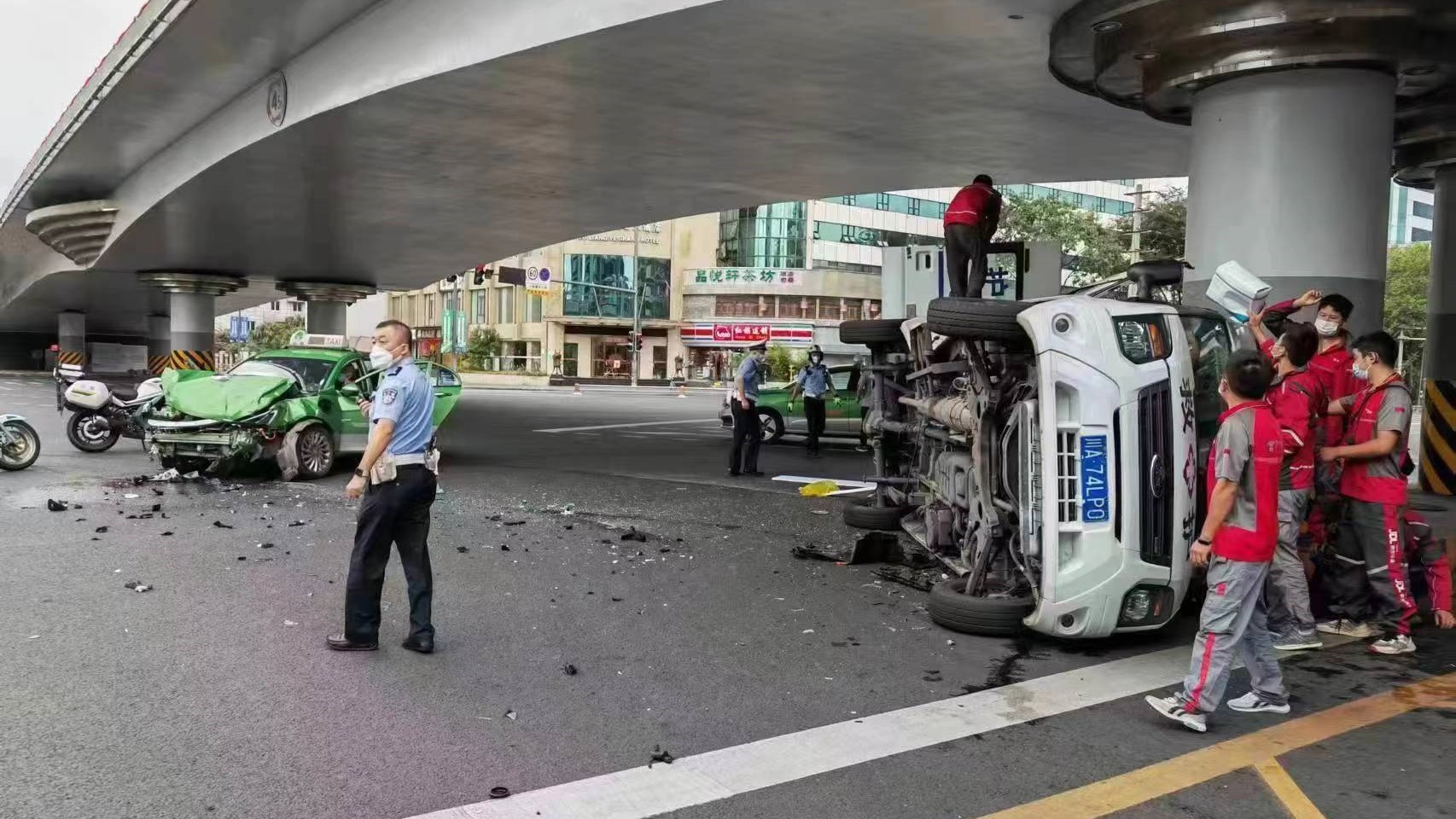 成都救護車被撞翻側醫護受傷的士駛經十字路口疑無減速肇禍