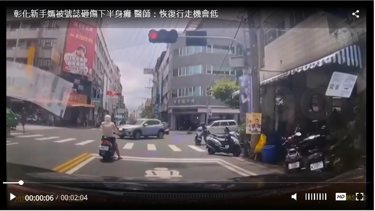 婦人開電單車,在紅綠燈前等候。(facebook@彰化人大小事) 婦人開電單車,在紅綠燈前等候。(facebook@彰化人大小事)
